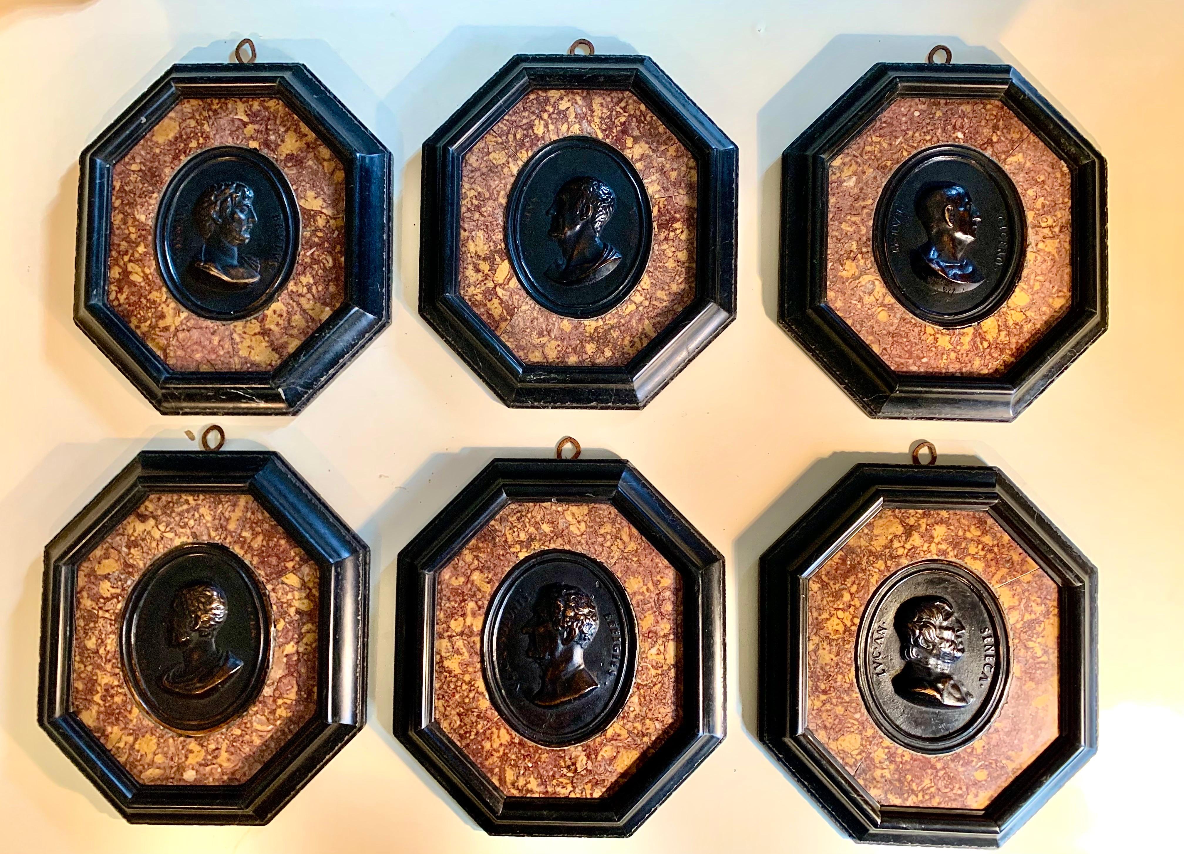 Set aus sechs Grand Tour Bronzeporträts aus dem 19. Jahrhundert, geschnitzter Marmorrahmen im Angebot 9