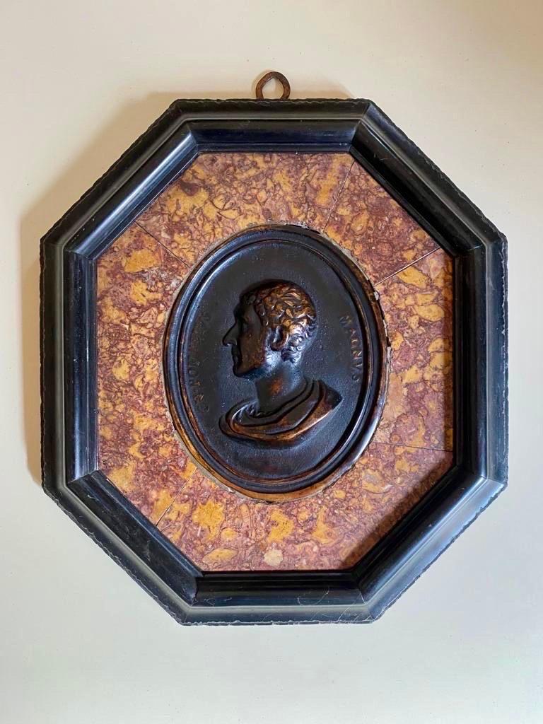 Ausgezeichneter Satz von sechs Profilporträts in Flachrelief mit Bronzekamee als Souvenir der italienischen 