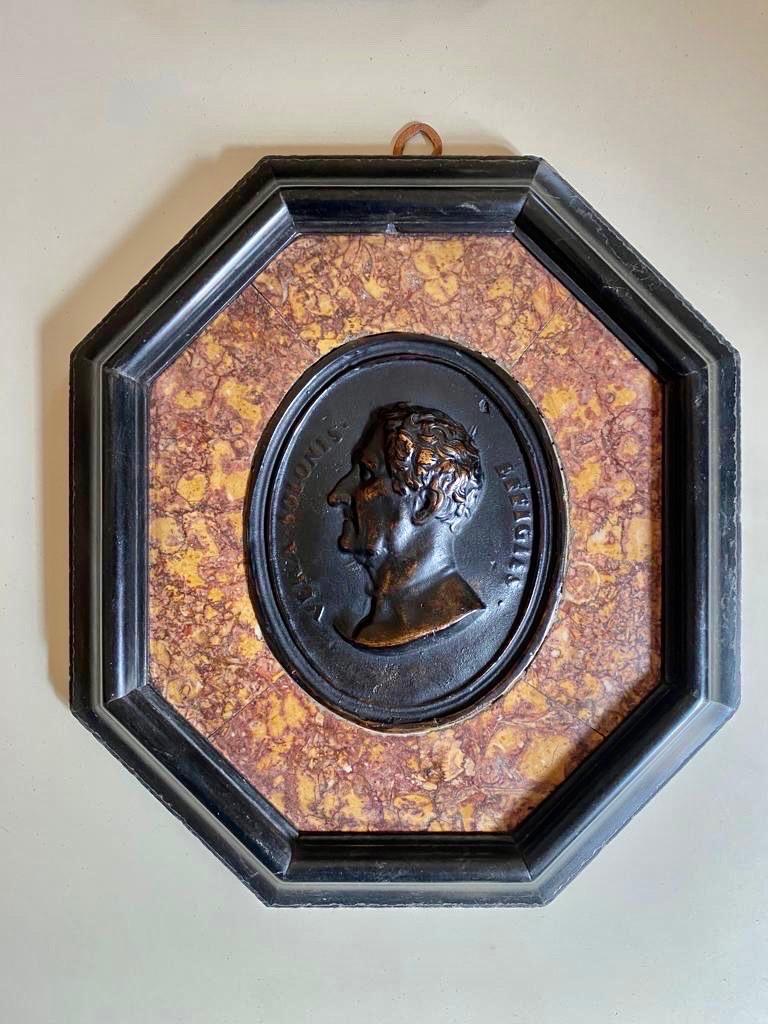 Set Six 19th Century Grand Tour Bronze Portraits Carved Marble Frame In Good Condition For Sale In Madrid, ES