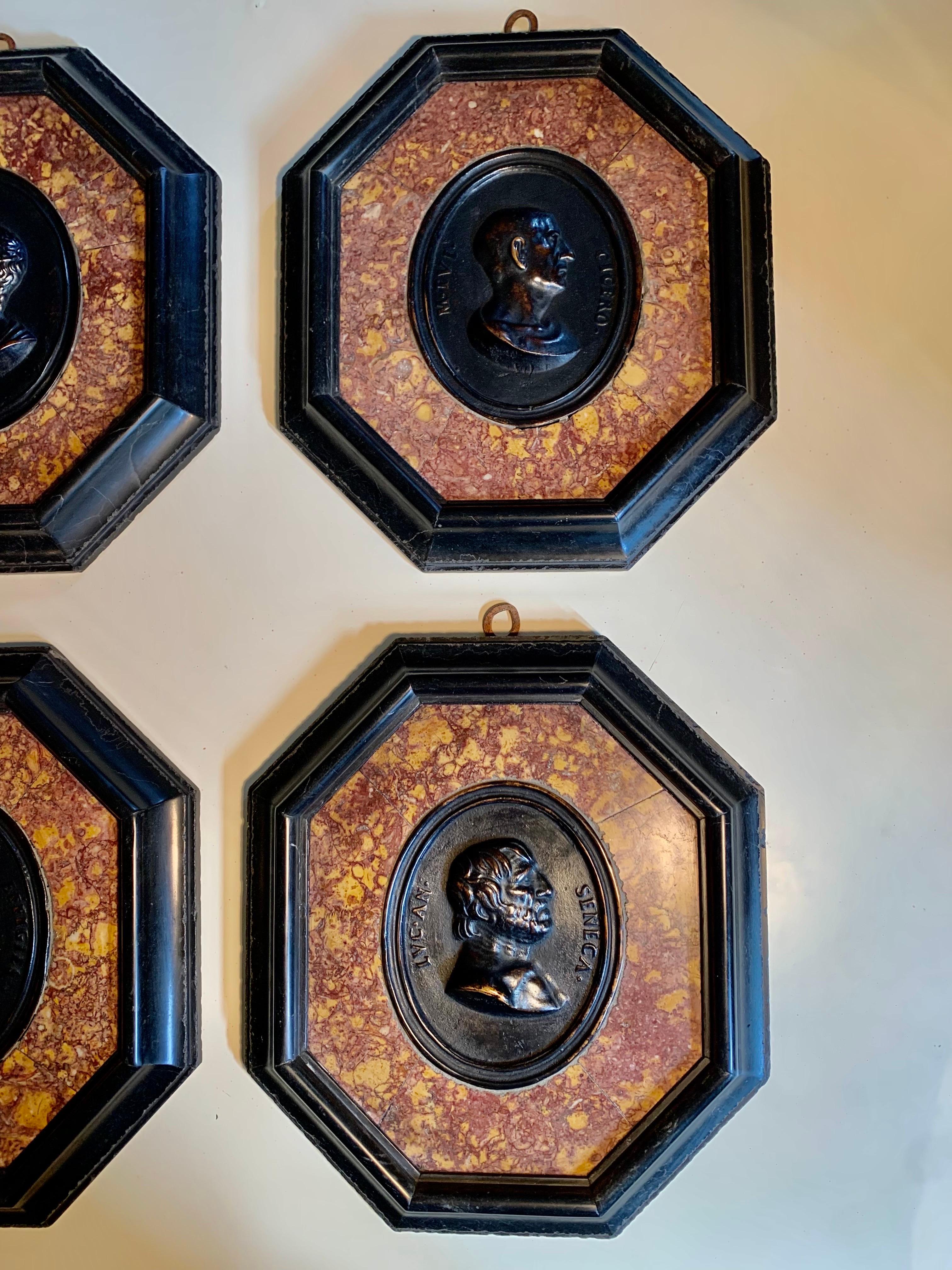 Set aus sechs Grand Tour Bronzeporträts aus dem 19. Jahrhundert, geschnitzter Marmorrahmen im Angebot 2