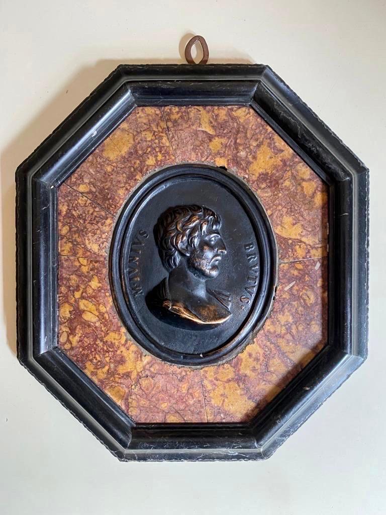 Set aus sechs Grand Tour Bronzeporträts aus dem 19. Jahrhundert, geschnitzter Marmorrahmen im Angebot 3