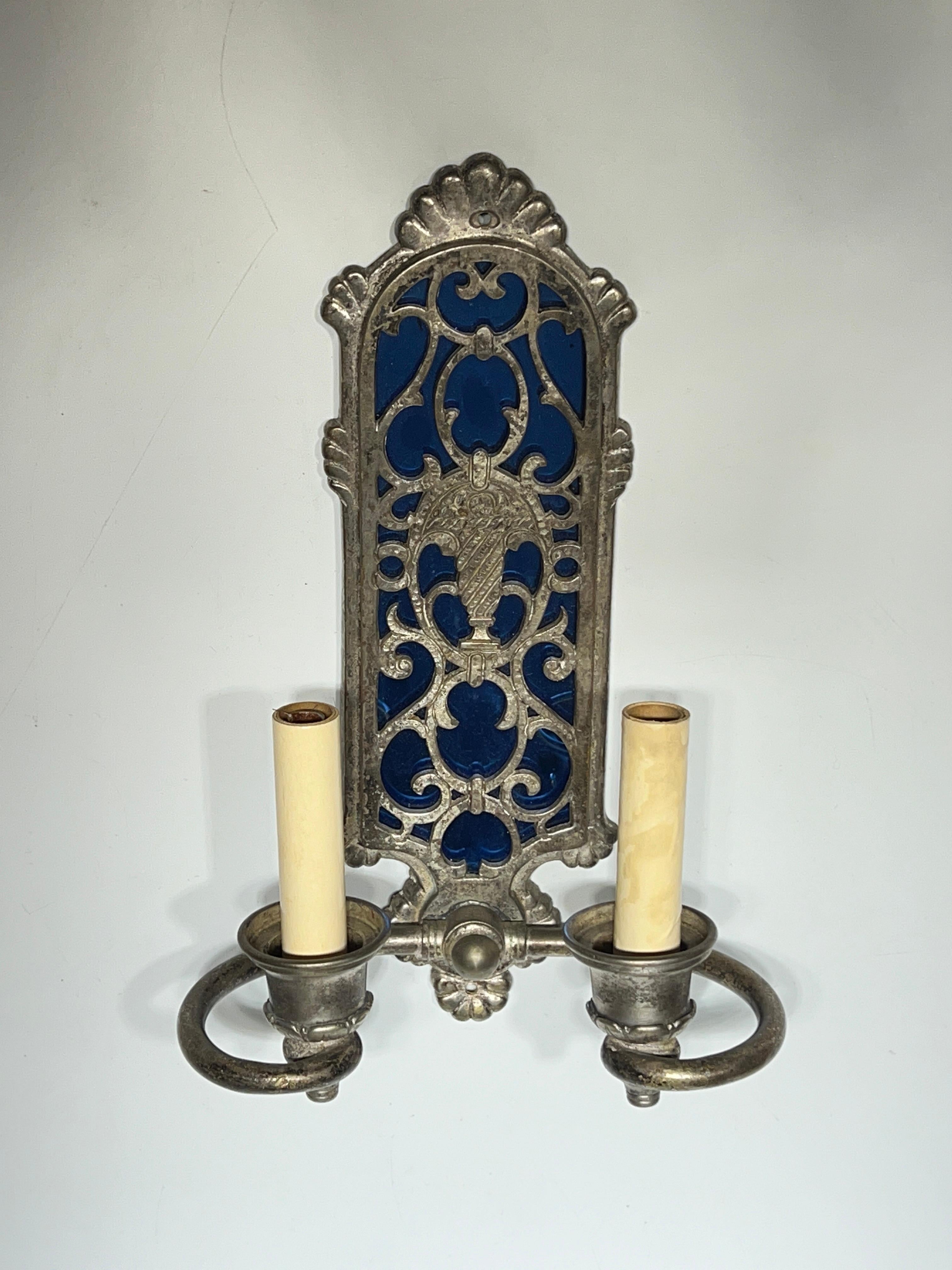 Ensemble de six (6) appliques anciennes en métal argenté de la période néo-Renaissance du début du 20e siècle, comprenant deux prises électriques et une plaque murale à motifs ajourés d'un vase néoclassique et de rinceaux entrelacés, avec un verre