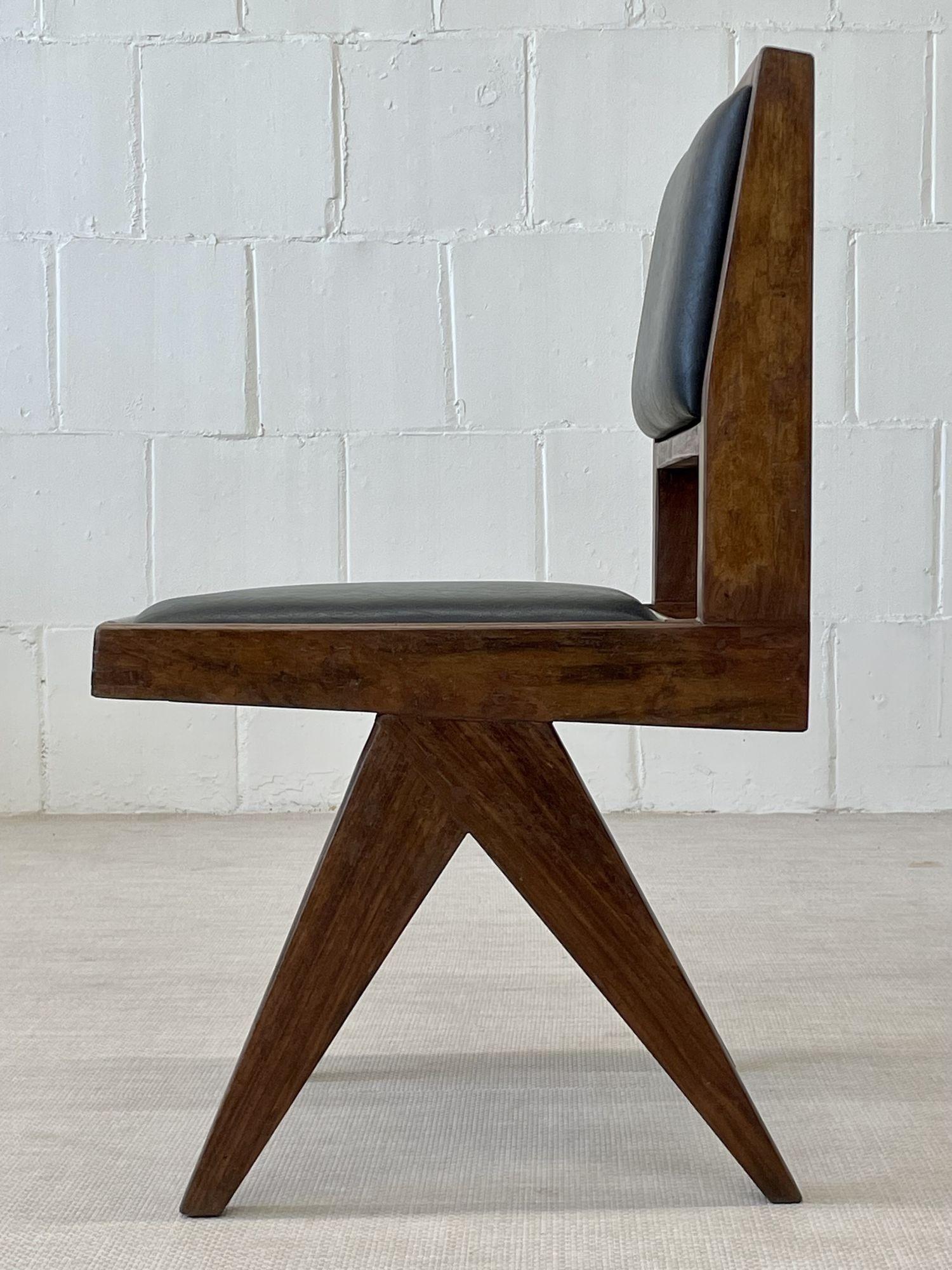 Imitation cuir Pierre Jeanneret, France, mi-siècle moderne, six chaises de salle à manger, Chandigarh en vente