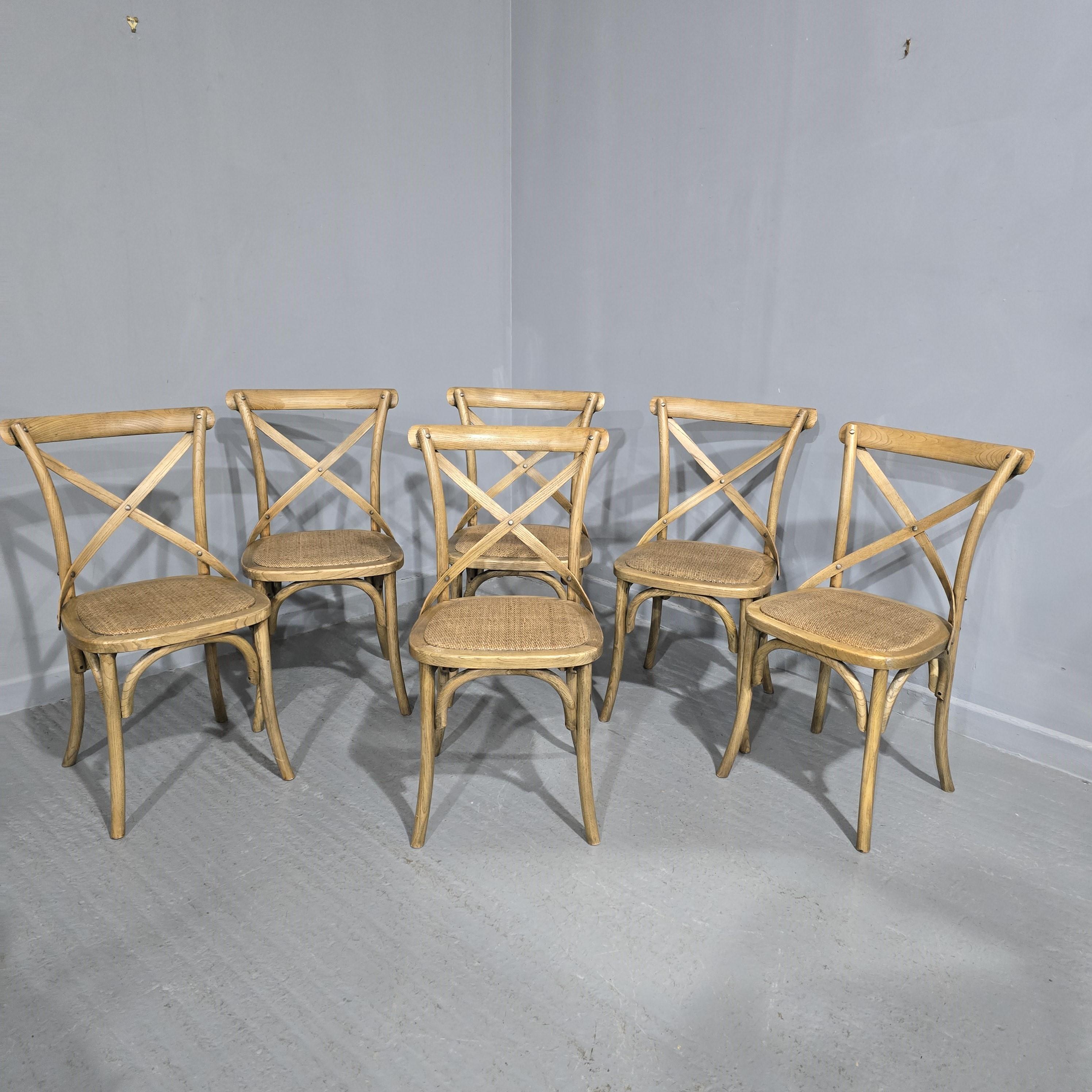 Ottimo set di sedie da pranzo da cucina in legno di quercia, sedute in rafia, schienale con telaio a X, in ottime condizioni generali.

Sei invitato a visionare questo articolo presso il nostro showroom, ma ti preghiamo di telefonare prima della