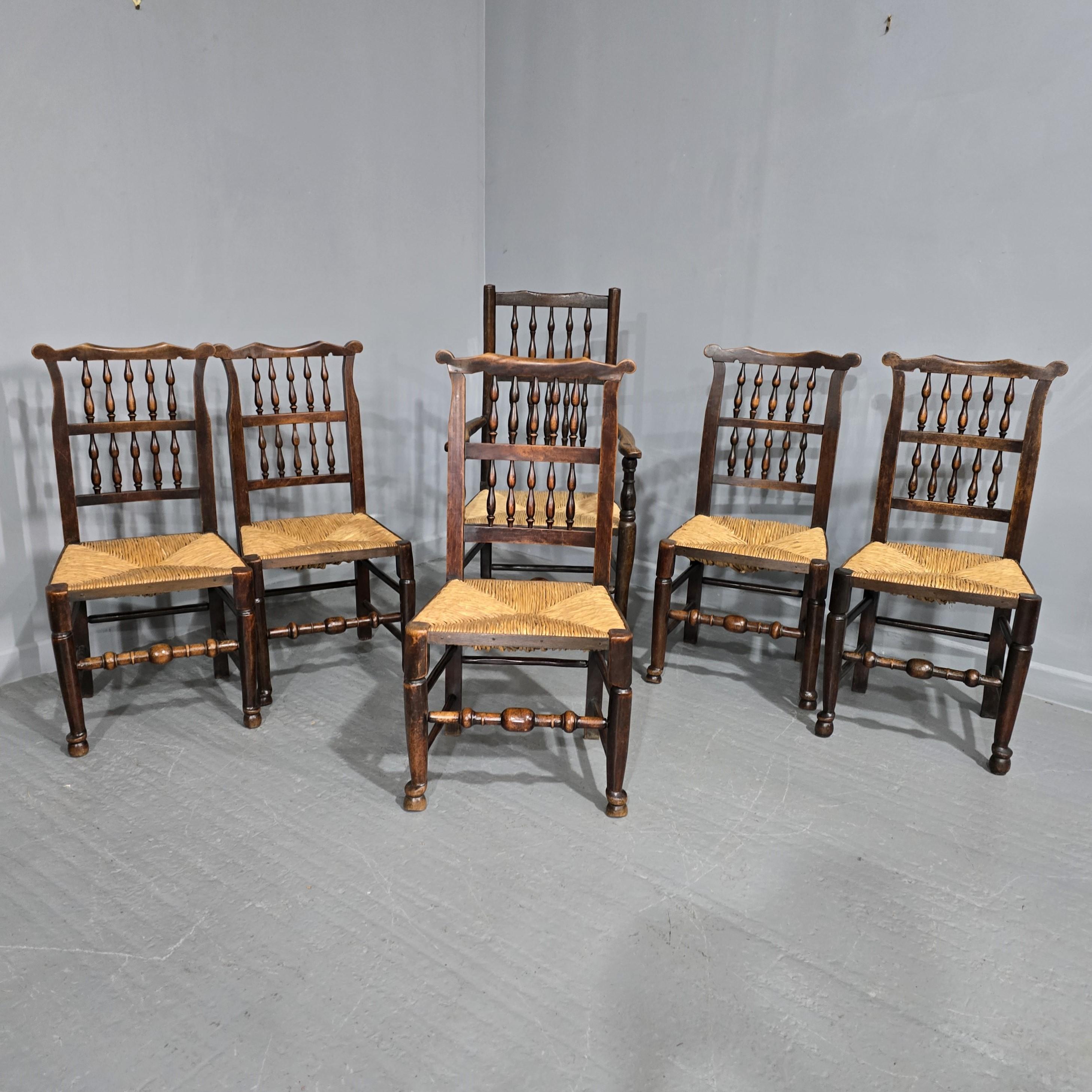 Un conjunto muy bonito de seis sillas de comedor con respaldo de escalera y asiento de junco, cinco sillas y un tallador, C1820, bonito color y junco en muy buen estado original.

37