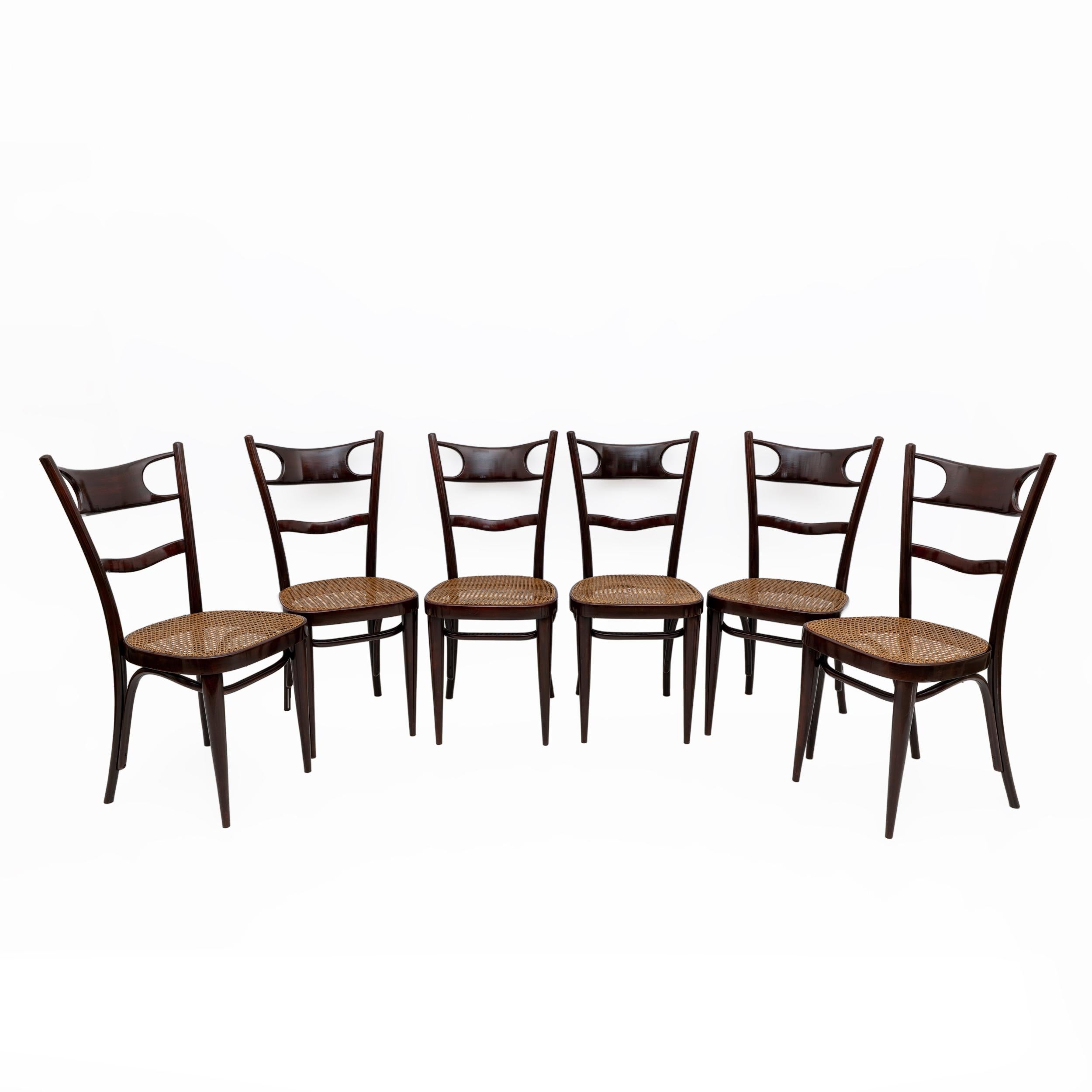 Satz von sechs Thonet Stühlen aus den frühen 1900er Jahren von Sautto & Liberale, aus mahagonifarbener gebogener Buche.
Die Stühle wurden poliert, um die ursprüngliche Patina zu erhalten. In ausgezeichnetem Zustand, wie auf dem Foto gezeigt.

Neapel