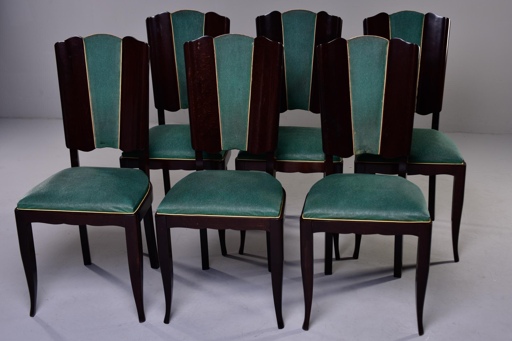 Ensemble de six chaises de salle à manger Art Déco françaises des années 1940, en acajou teinté foncé, avec revêtement d'origine en vinyle vert. De belles lignes avec des courbes subtiles sur les pieds avant fuselés, un détail festonné subtil sur le