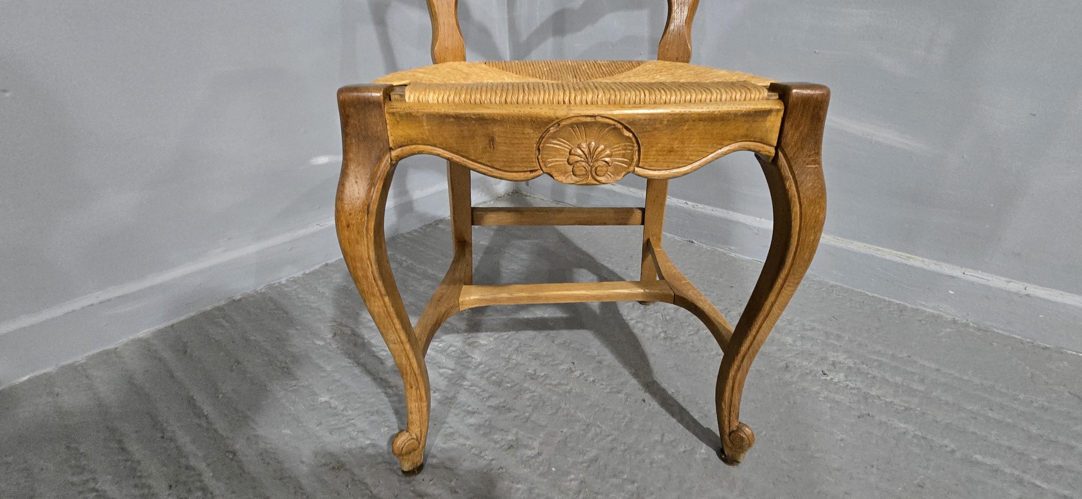 Set di sei sedie da pranzo country in Oak francese in vendita 3