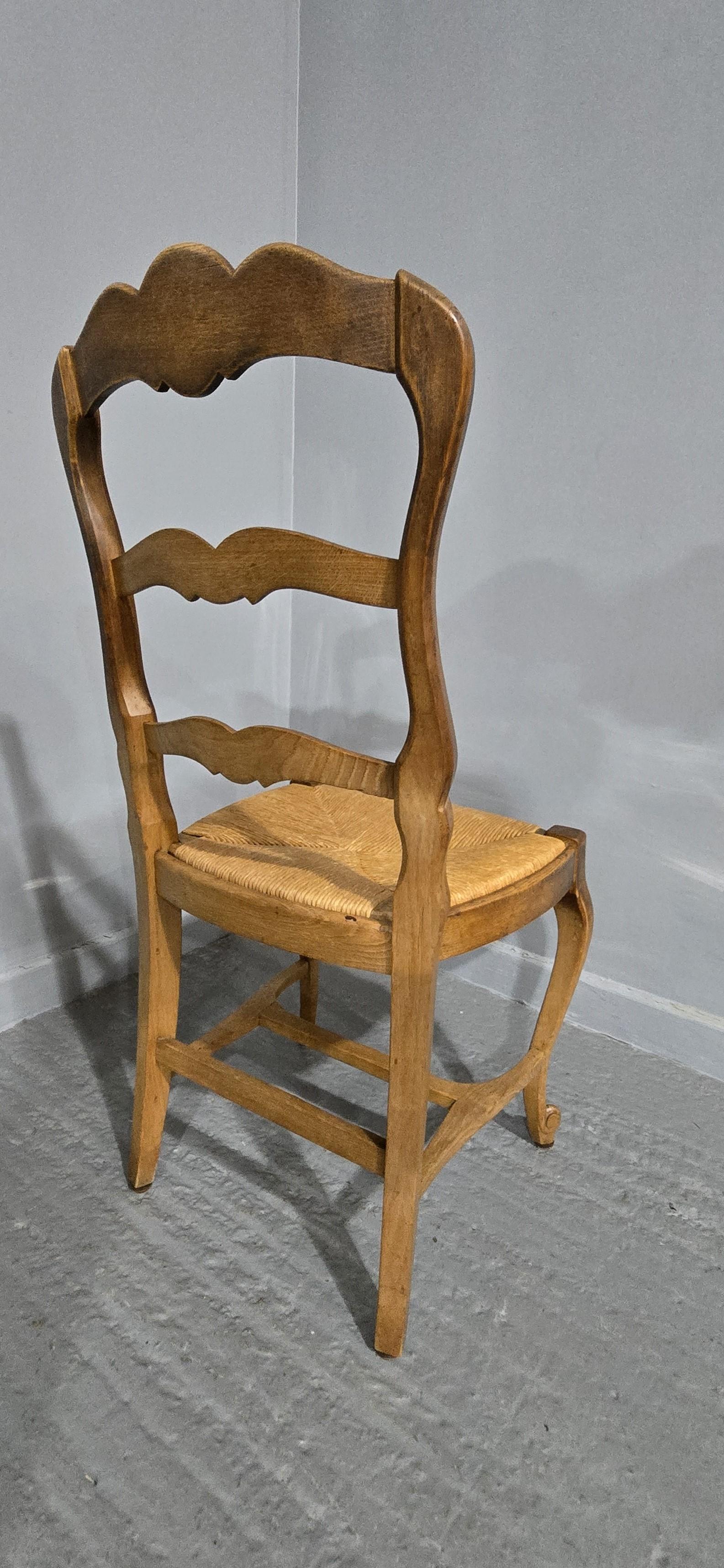 Set di sei sedie da pranzo country in Oak francese in vendita 4