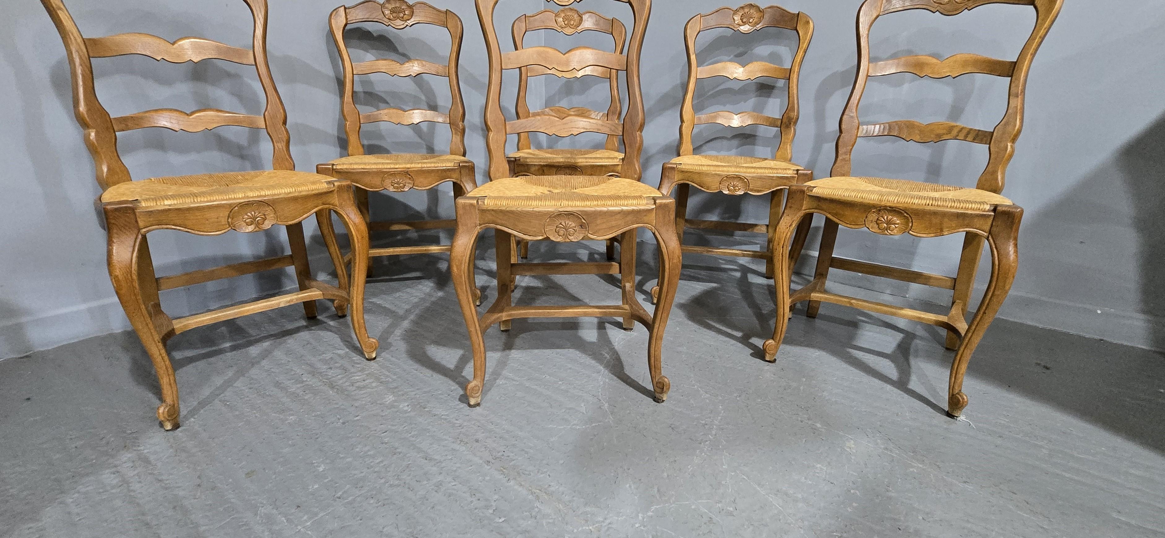 Eccellente set di sei sedie da pranzo francesi in rovere con sedili in giunco, color rovere medio e in ottime condizioni generali.

38