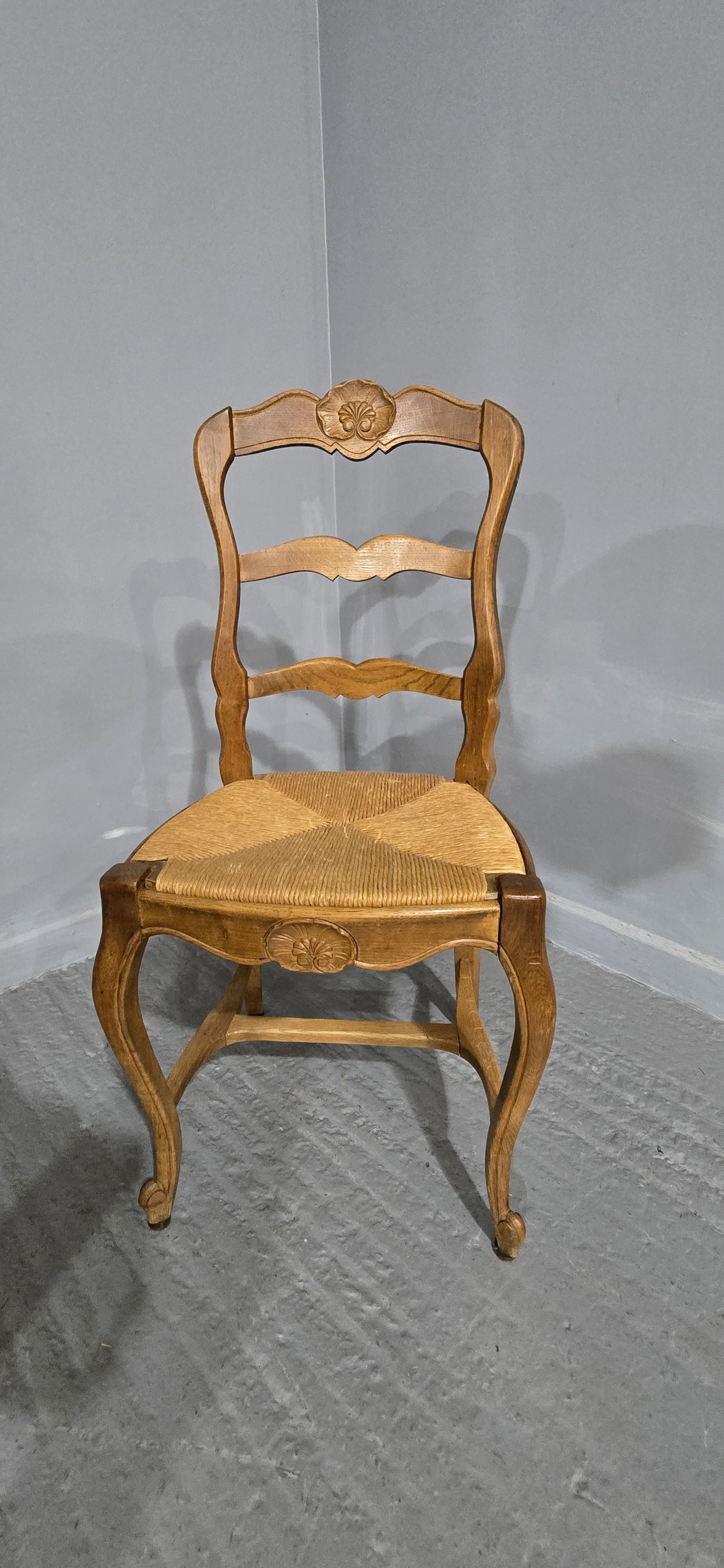 Set di sei sedie da pranzo country in Oak francese in vendita 2