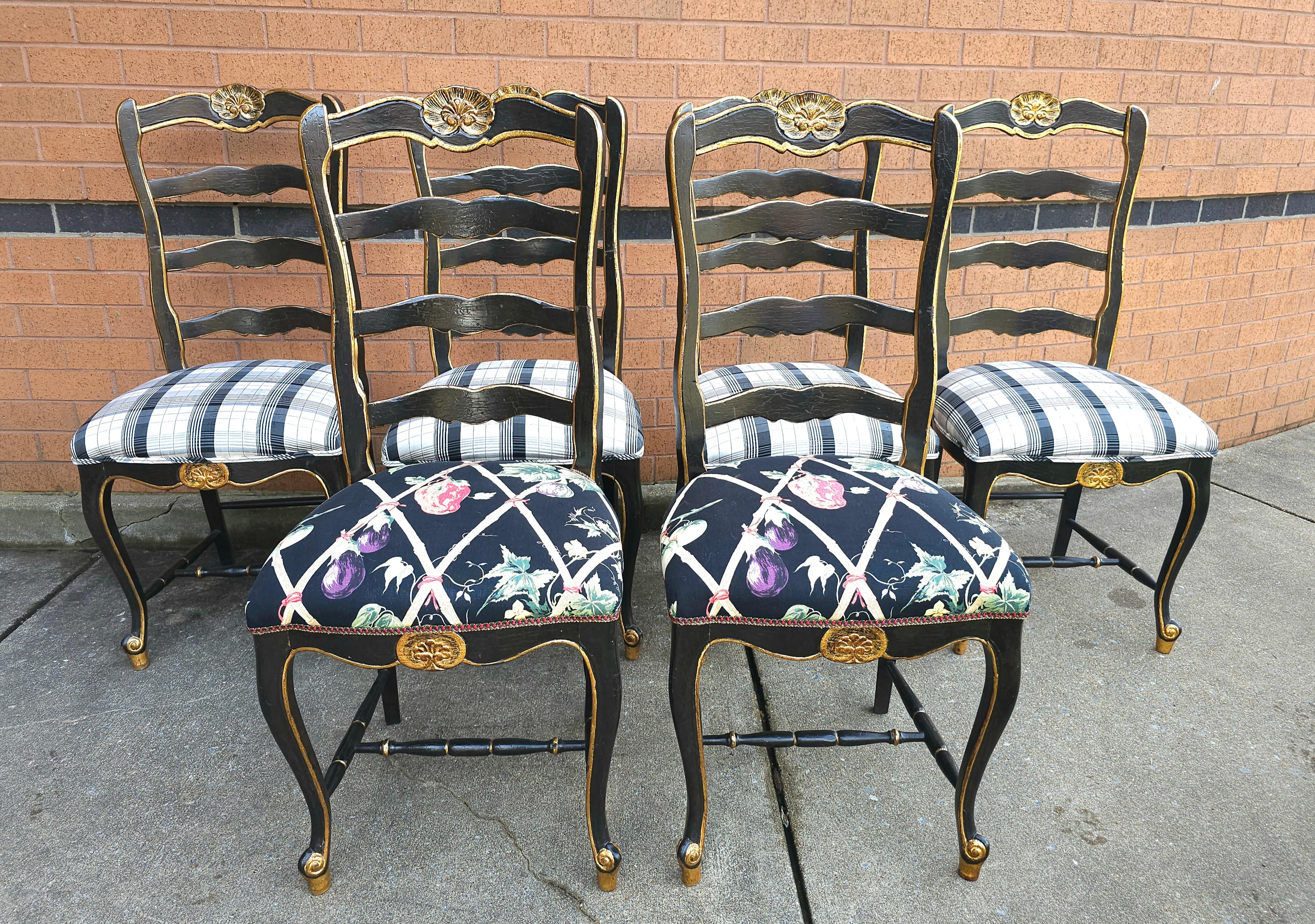 Un magnifique ensemble de six chaises d'appoint de style provincial français, à dossier haut et à lattes ébonisées, partiellement dorées et craquelées, avec tapisserie sur mesure. 
 Mesure 19