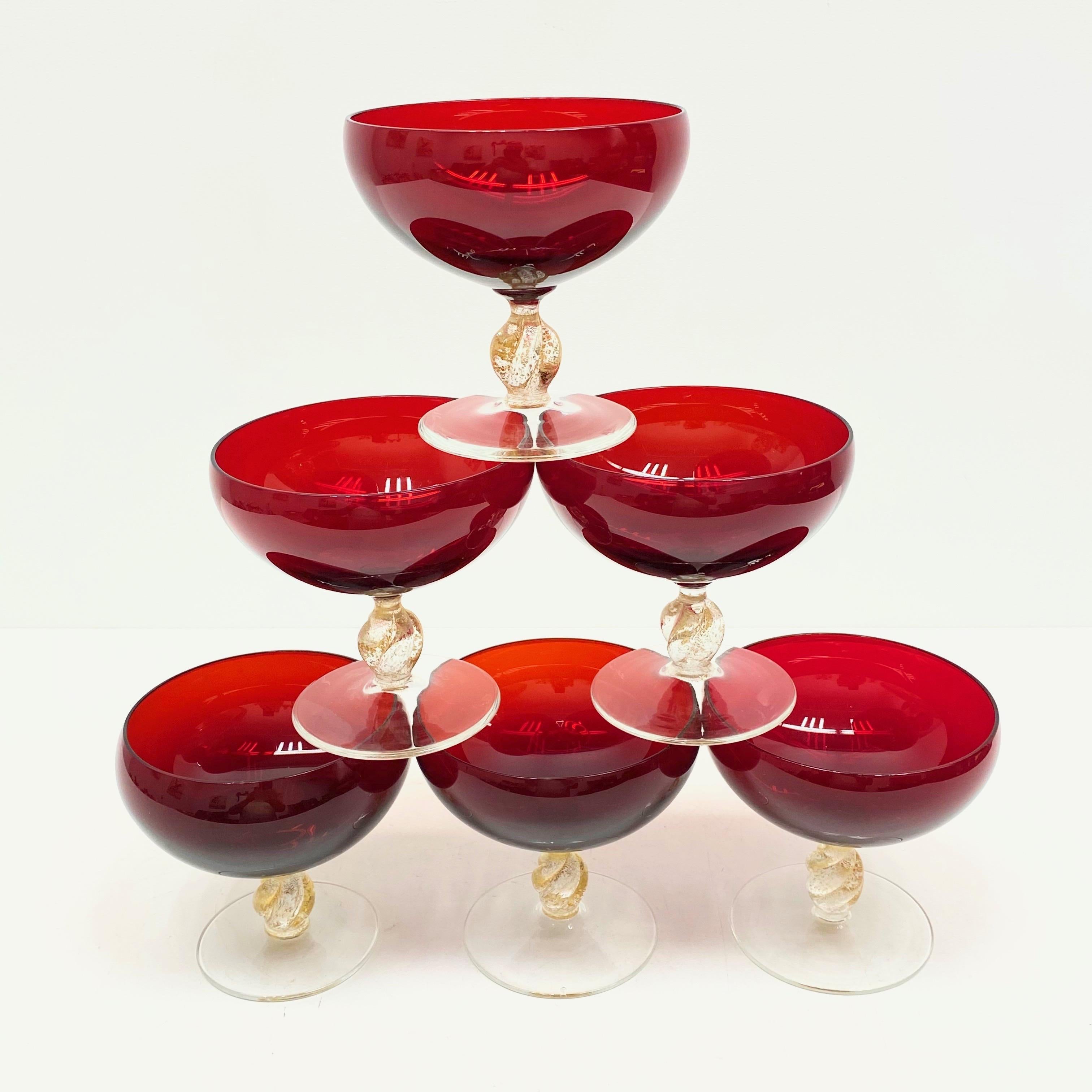 Sechs italienische Barovier Toso-Champagnerkelche aus venezianischem Muranoglas in Rubinrot (Moderne der Mitte des Jahrhunderts) im Angebot