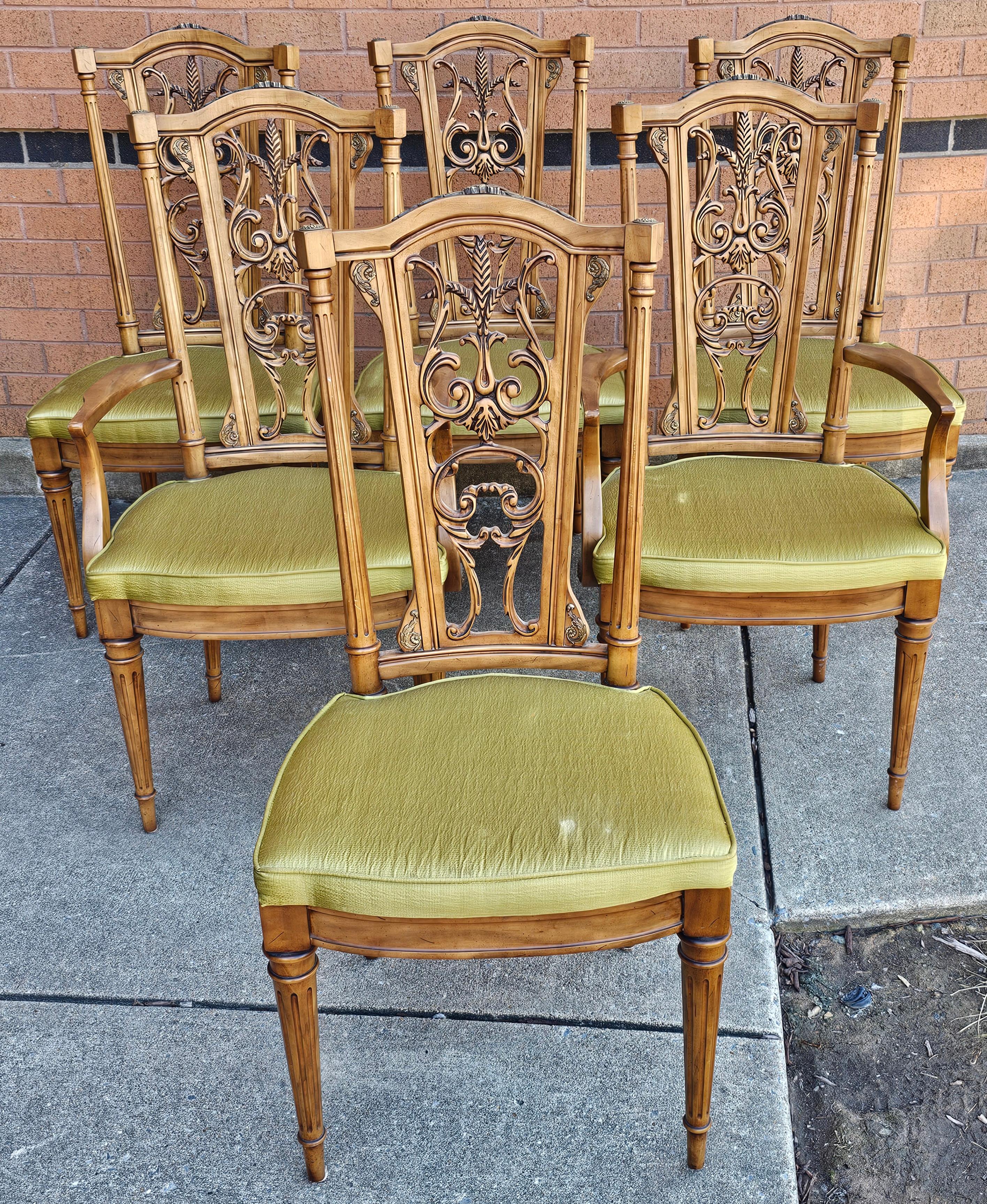Ensemble de six chaises de salle à manger Louis XVI en noyer français sculpté et monté sur laiton en vente 1