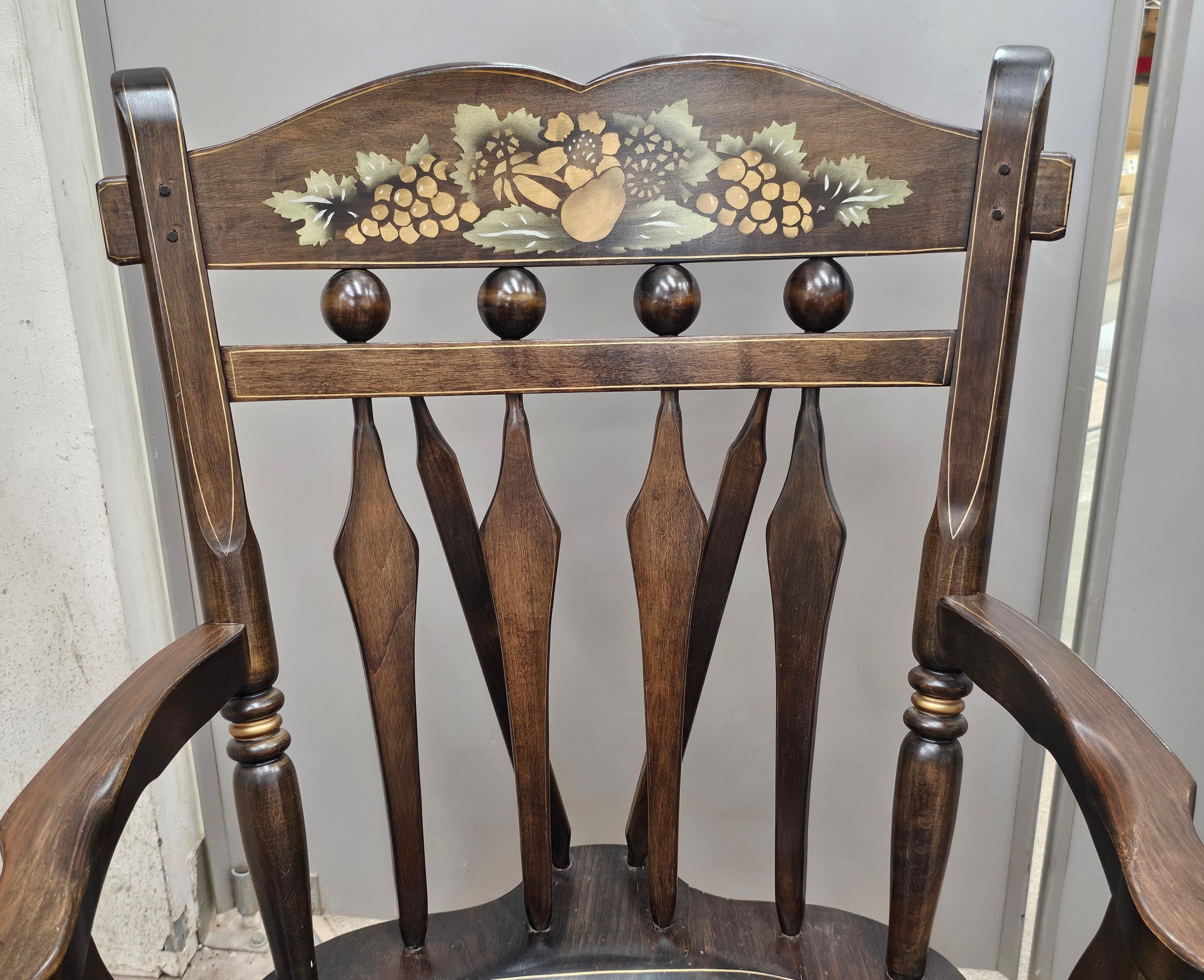Set di sei sedie da pranzo Windsor in pino decorate in stile Hitchcock della metà del XX secolo in vendita 3