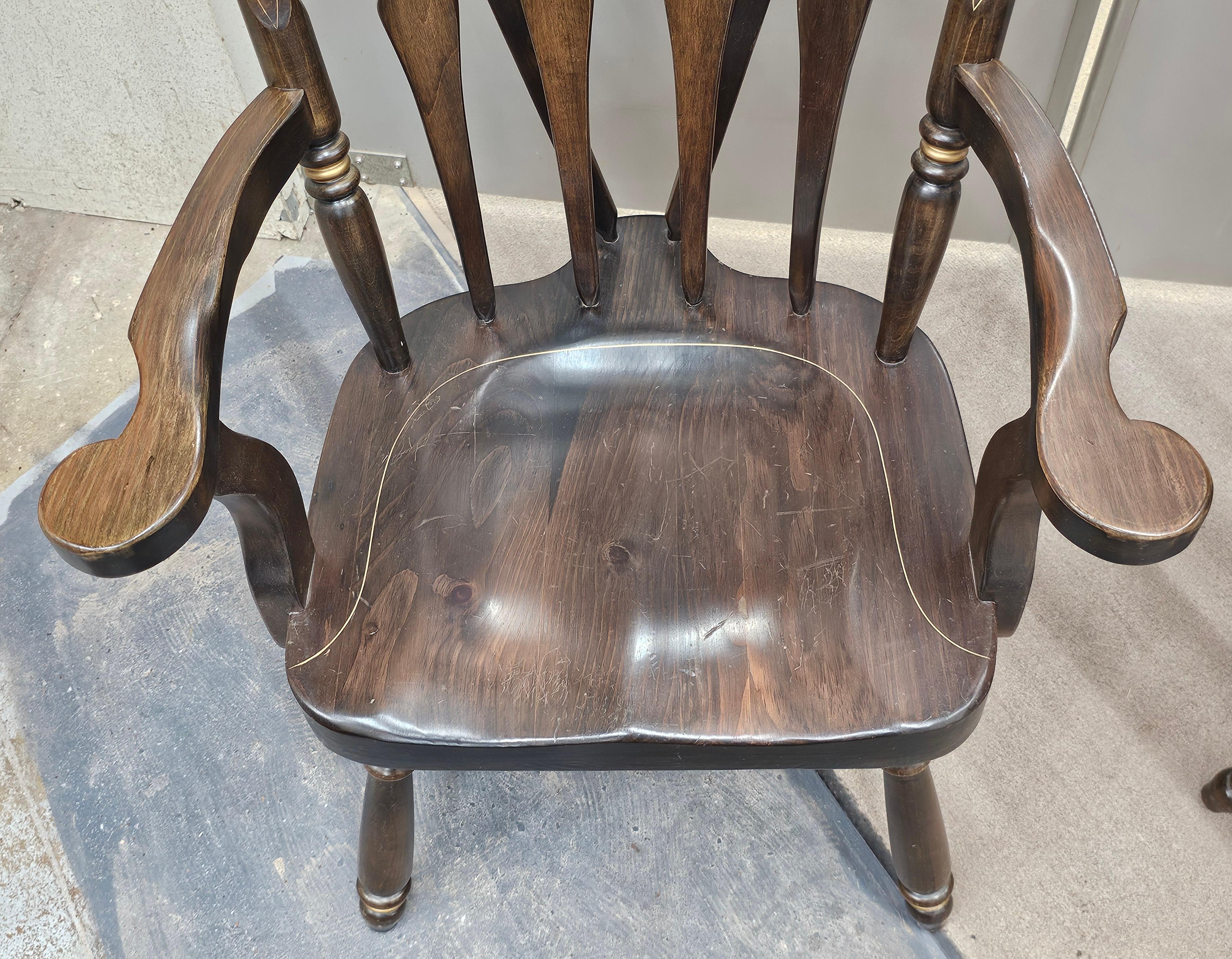 Set di sei sedie da pranzo Windsor in pino decorate in stile Hitchcock della metà del XX secolo in vendita 4