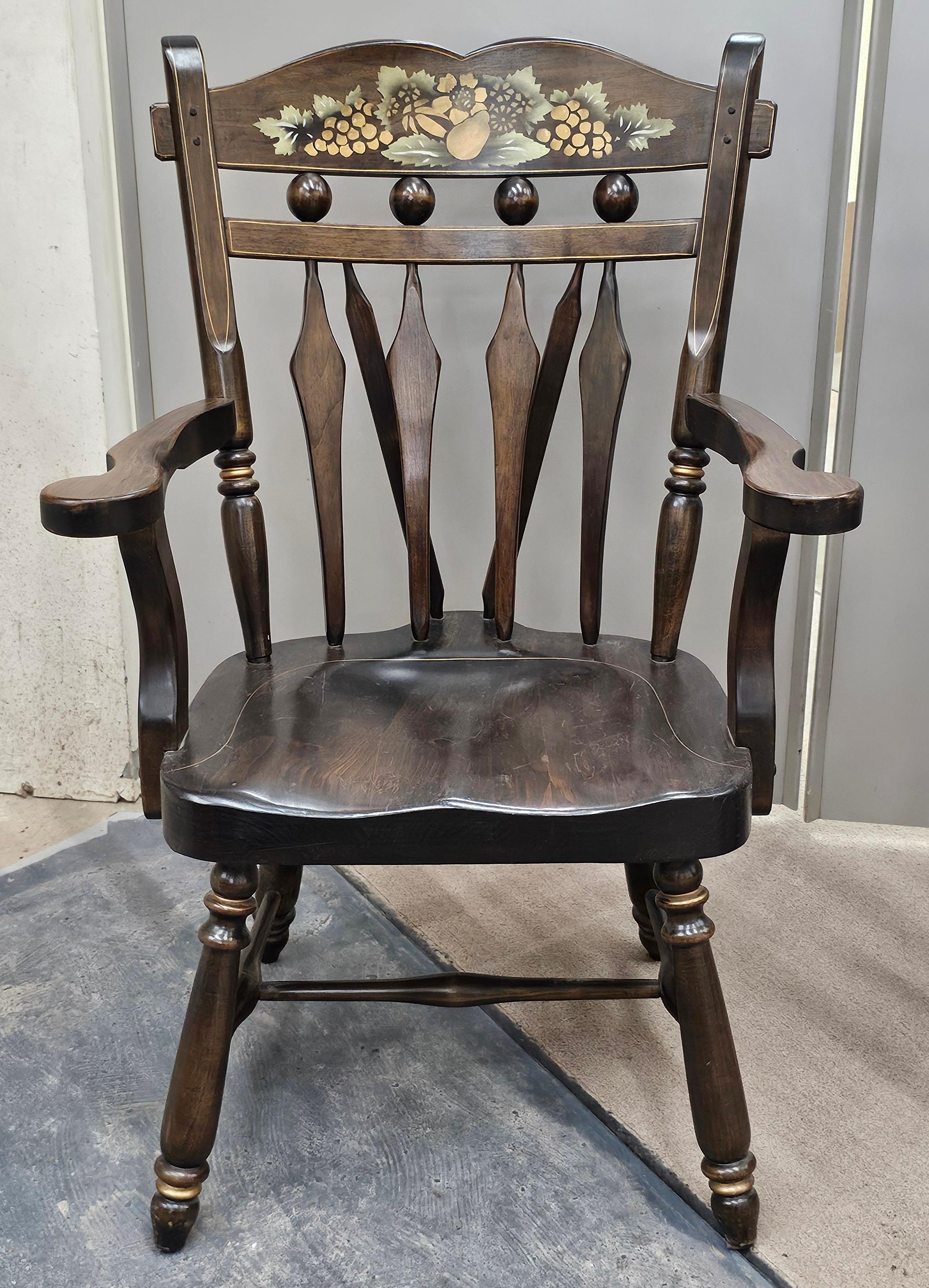 Set di sei sedie da pranzo Windsor in pino decorate in stile Hitchcock della metà del XX secolo in vendita 5