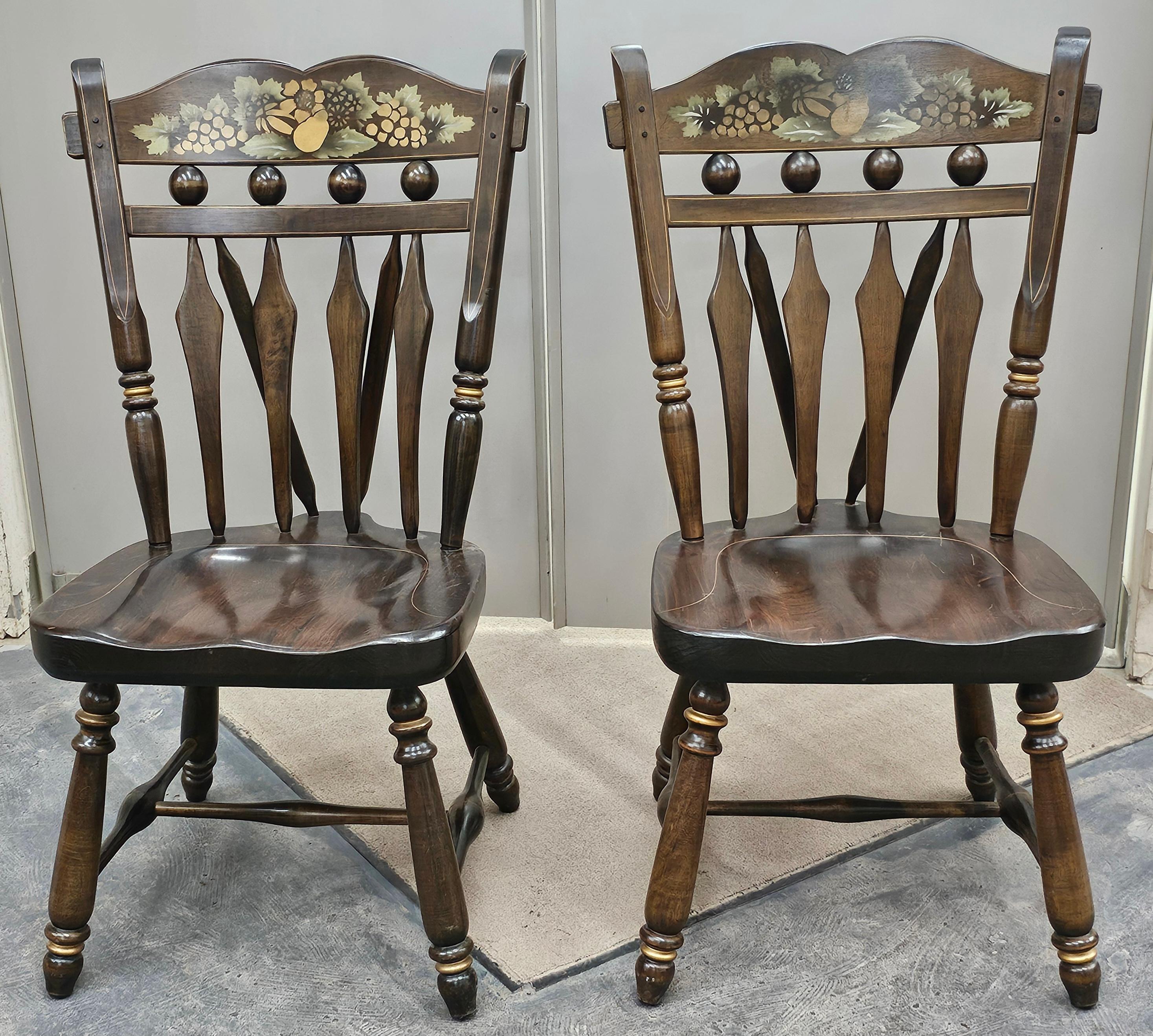 Set di sei sedie da pranzo Windsor in pino decorate in stile Hitchcock della metà del XX secolo in vendita 6