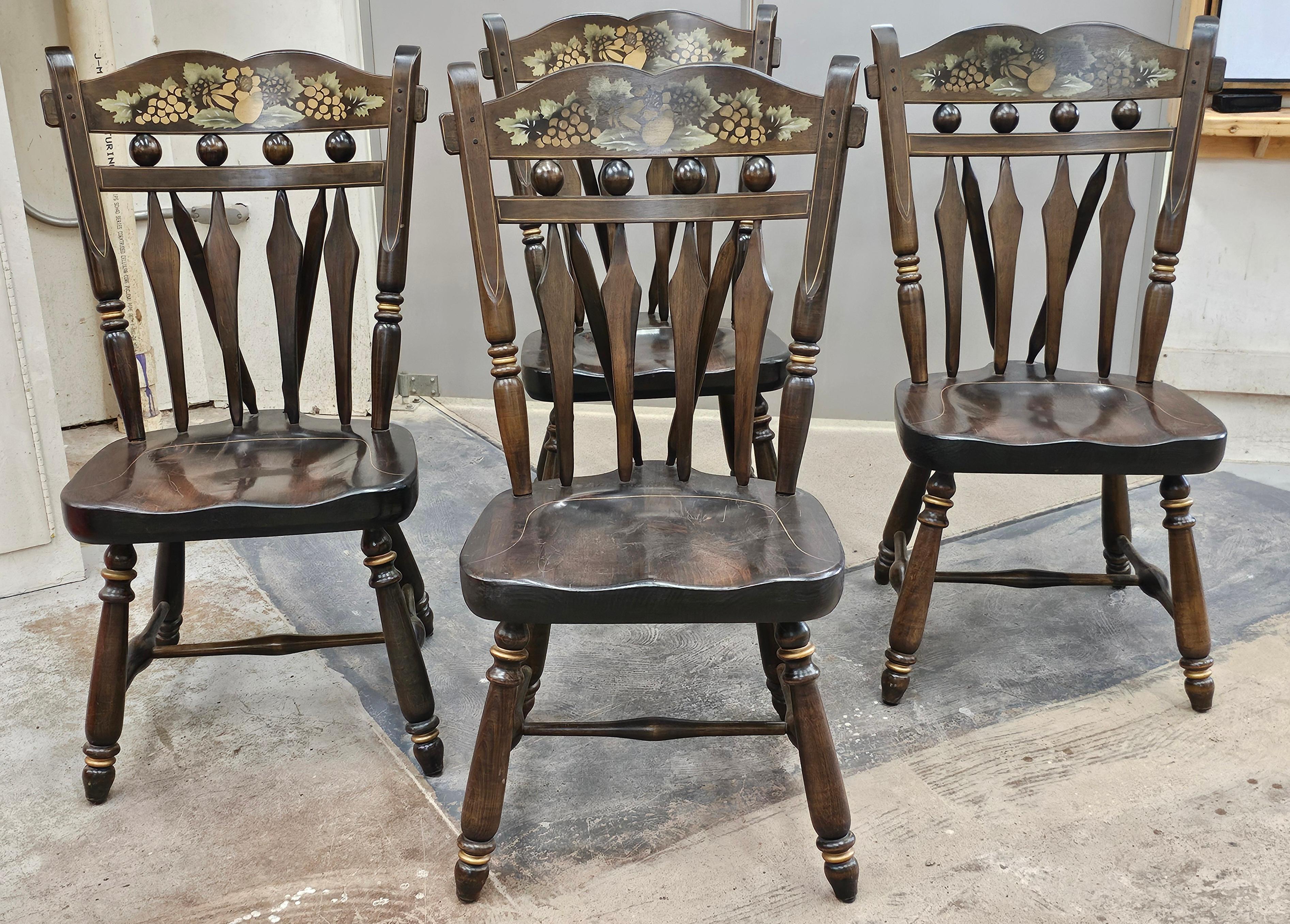 Set di sei sedie da pranzo Windsor in pino decorate in stile Hitchcock della metà del XX secolo in vendita 7