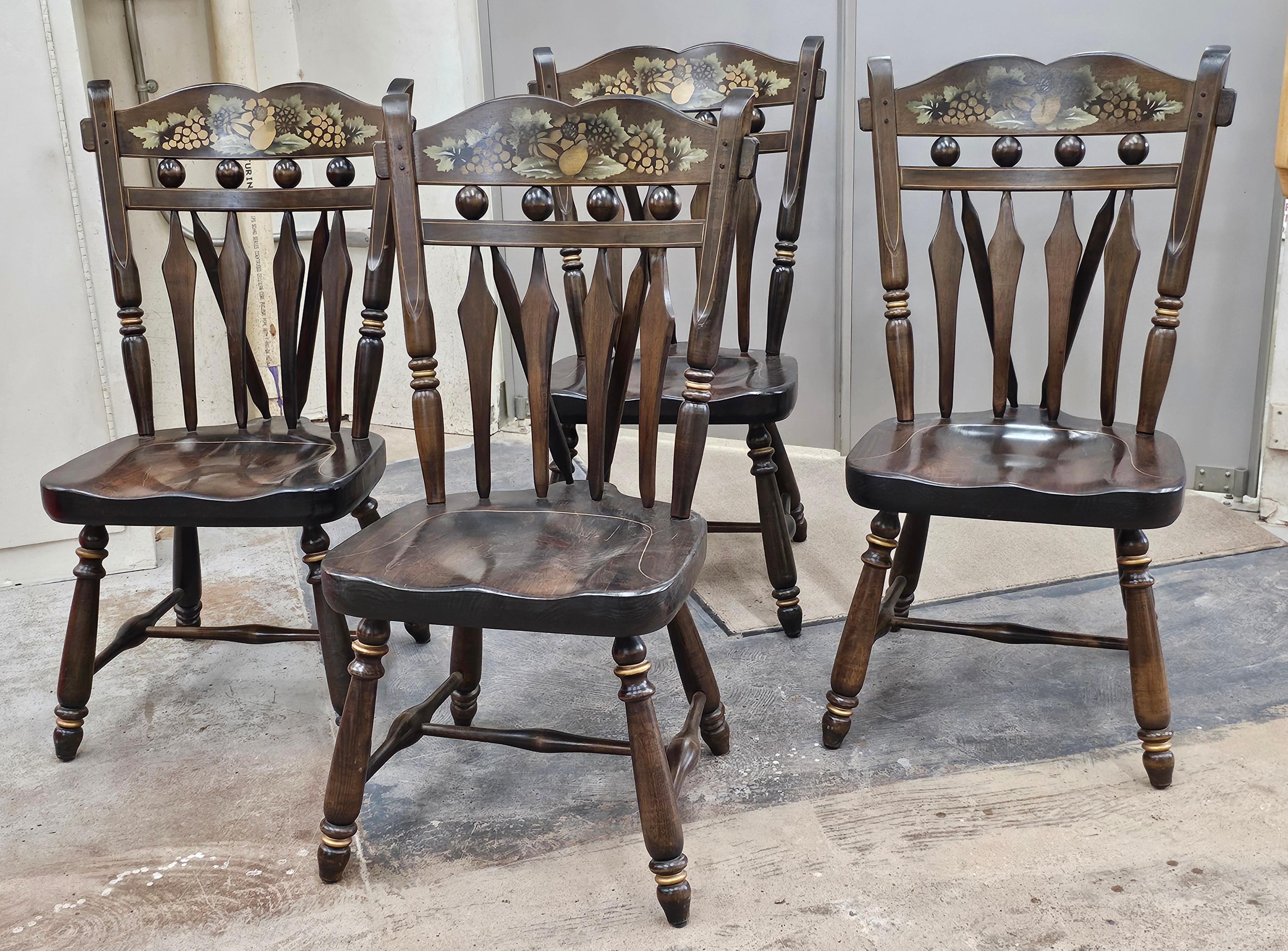 Set di sei sedie da pranzo Windsor in pino decorate in stile Hitchcock della metà del XX secolo in vendita 8