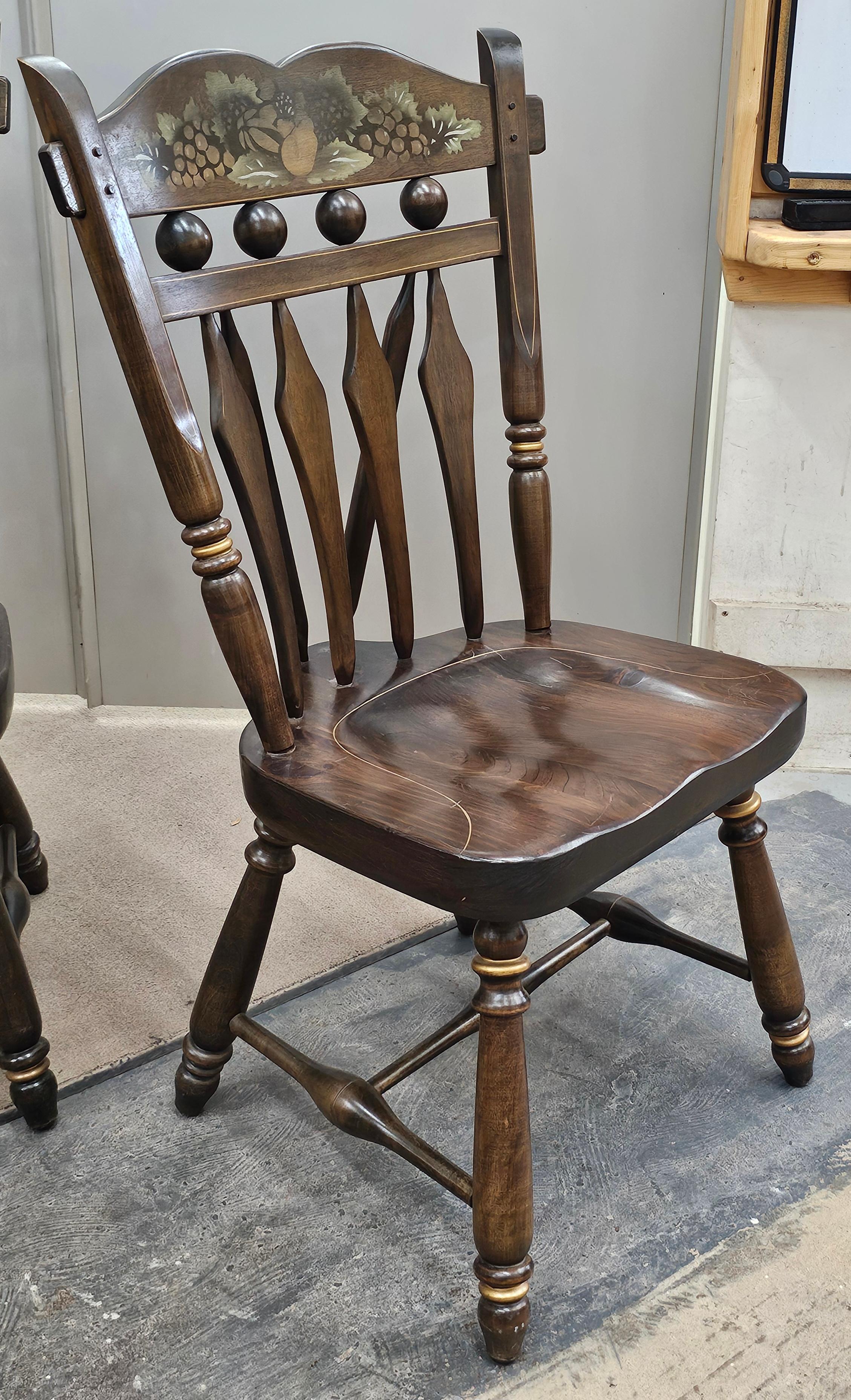 Set di sei sedie da pranzo Windsor in pino decorate in stile Hitchcock della metà del XX secolo in vendita 9