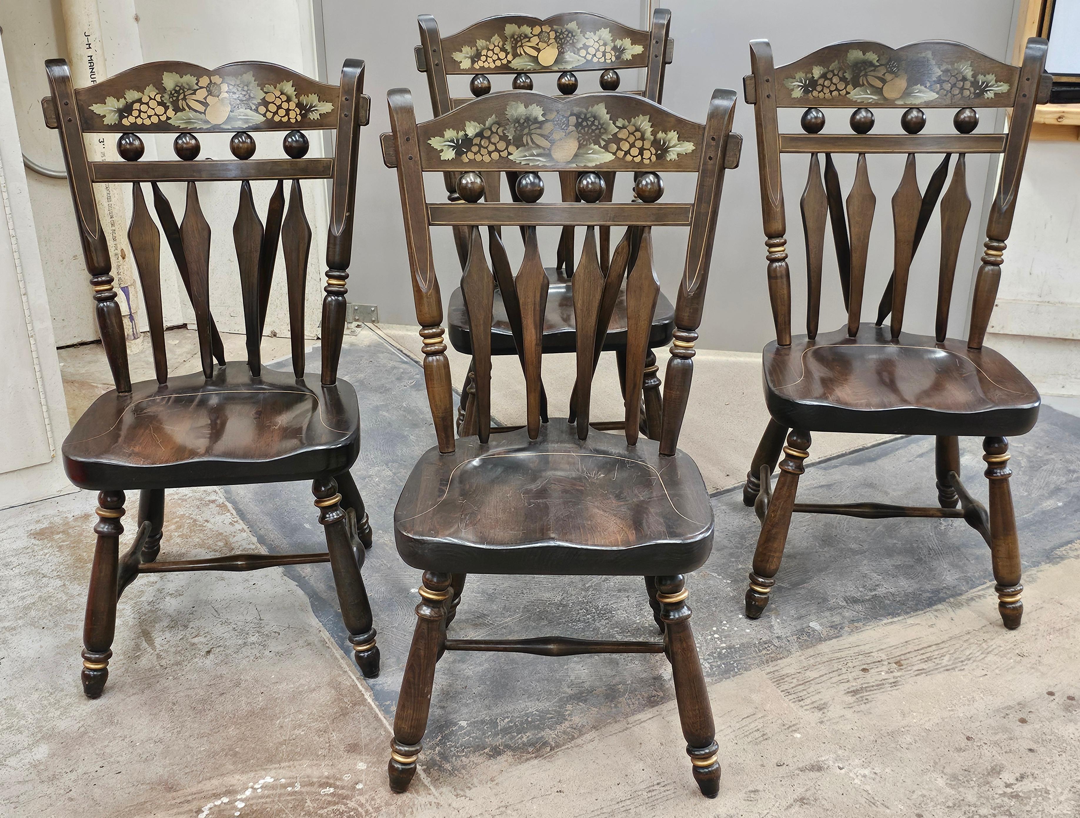 Set di sei sedie da pranzo Windsor in pino decorate in stile Hitchcock della metà del XX secolo in vendita 10