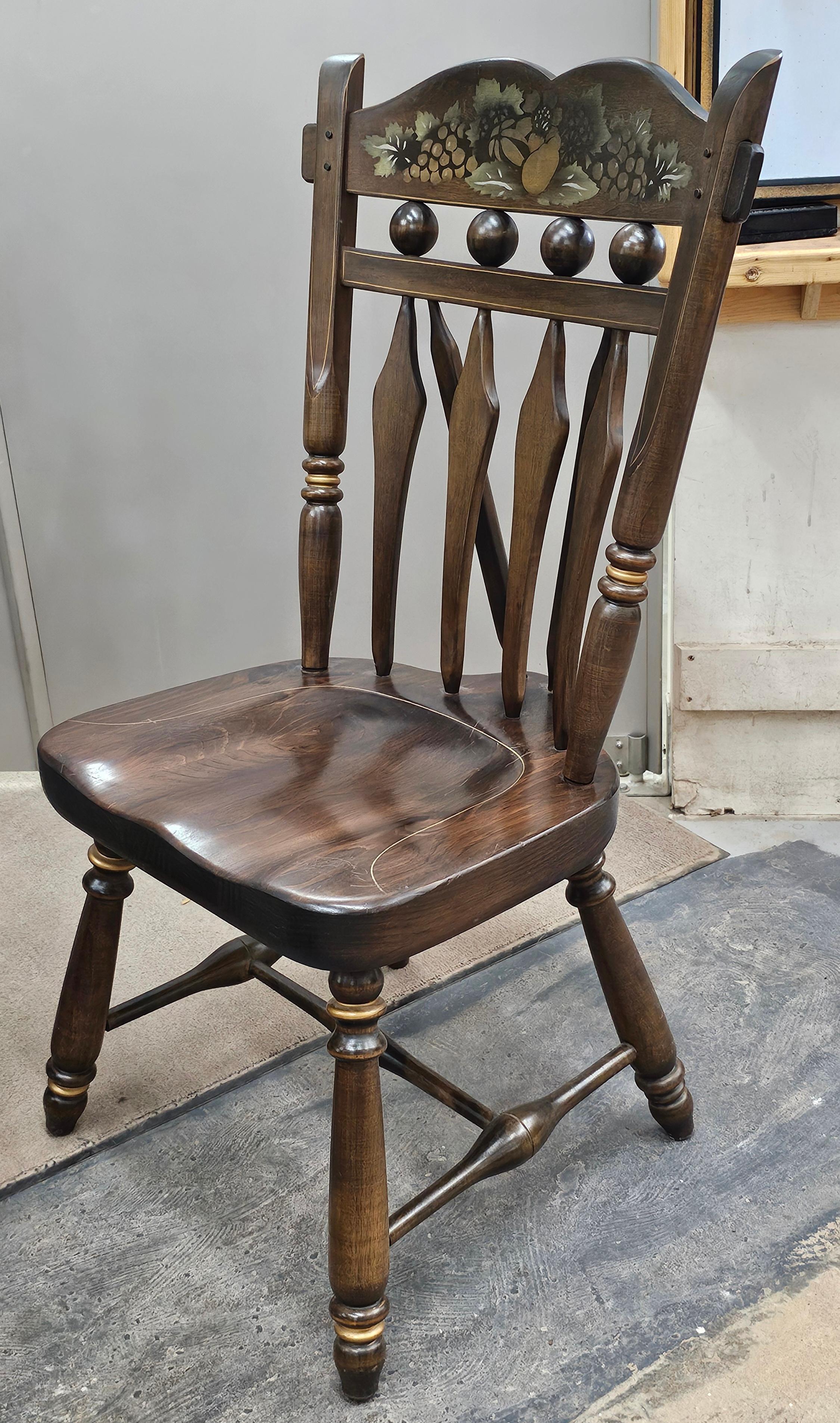 Set di sei sedie da pranzo Windsor in pino decorate in stile Hitchcock della metà del XX secolo in vendita 11