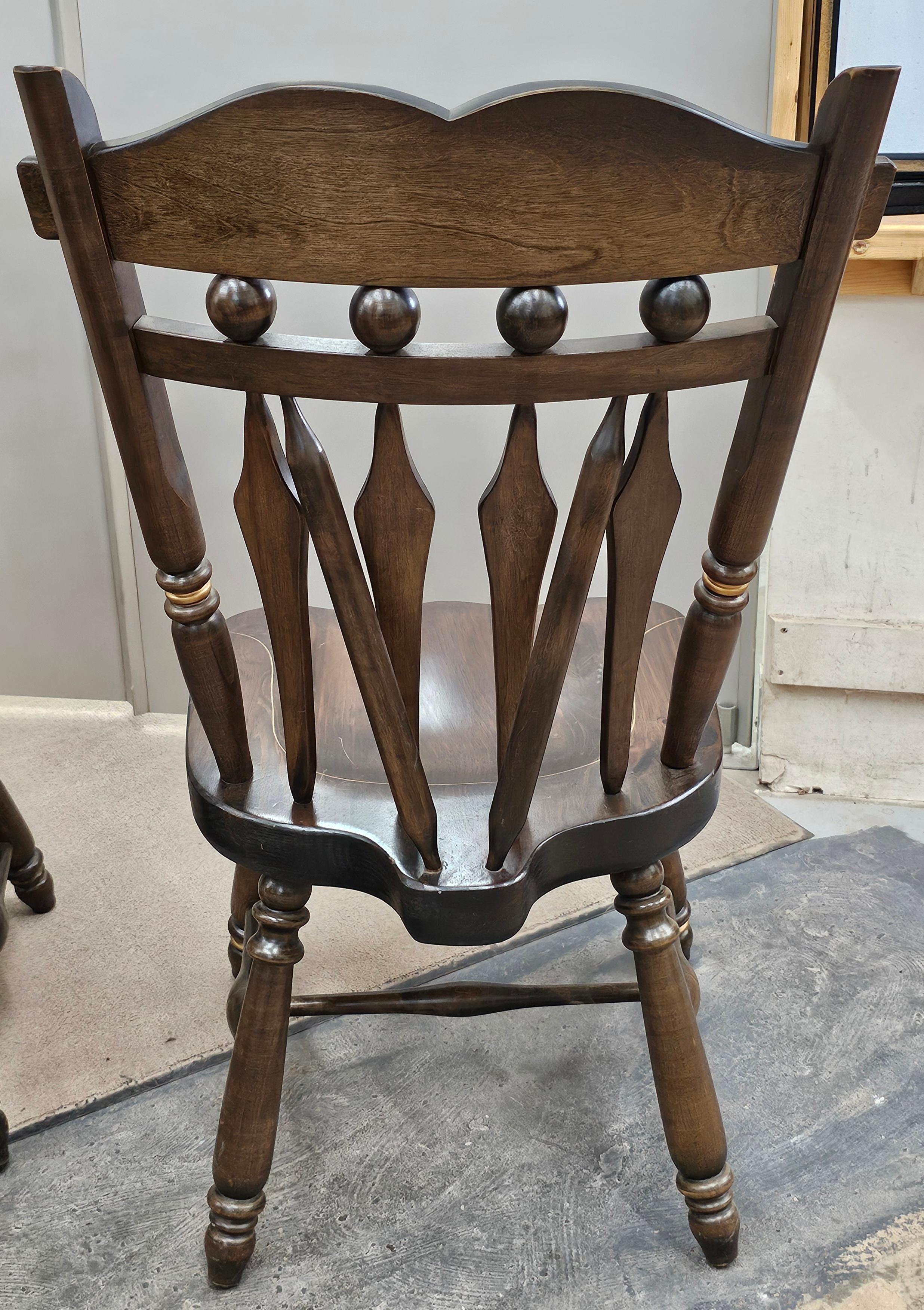 Set di sei sedie da pranzo Windsor in pino decorate in stile Hitchcock della metà del XX secolo in vendita 12
