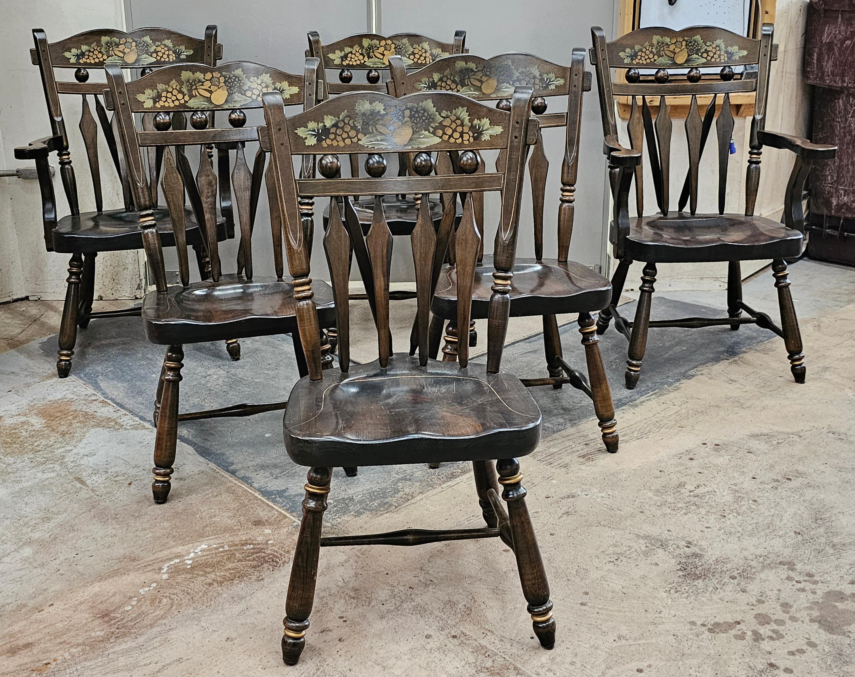 Un set di sei sedie da pranzo Windsor in pino decorate in stile Hitchcock della metà del XX secolo con accenti dorati. Sedie resistenti. Solido come una roccia. Due poltrone e 4 sedie laterali. Ottime condizioni vintage
Misura 26,5