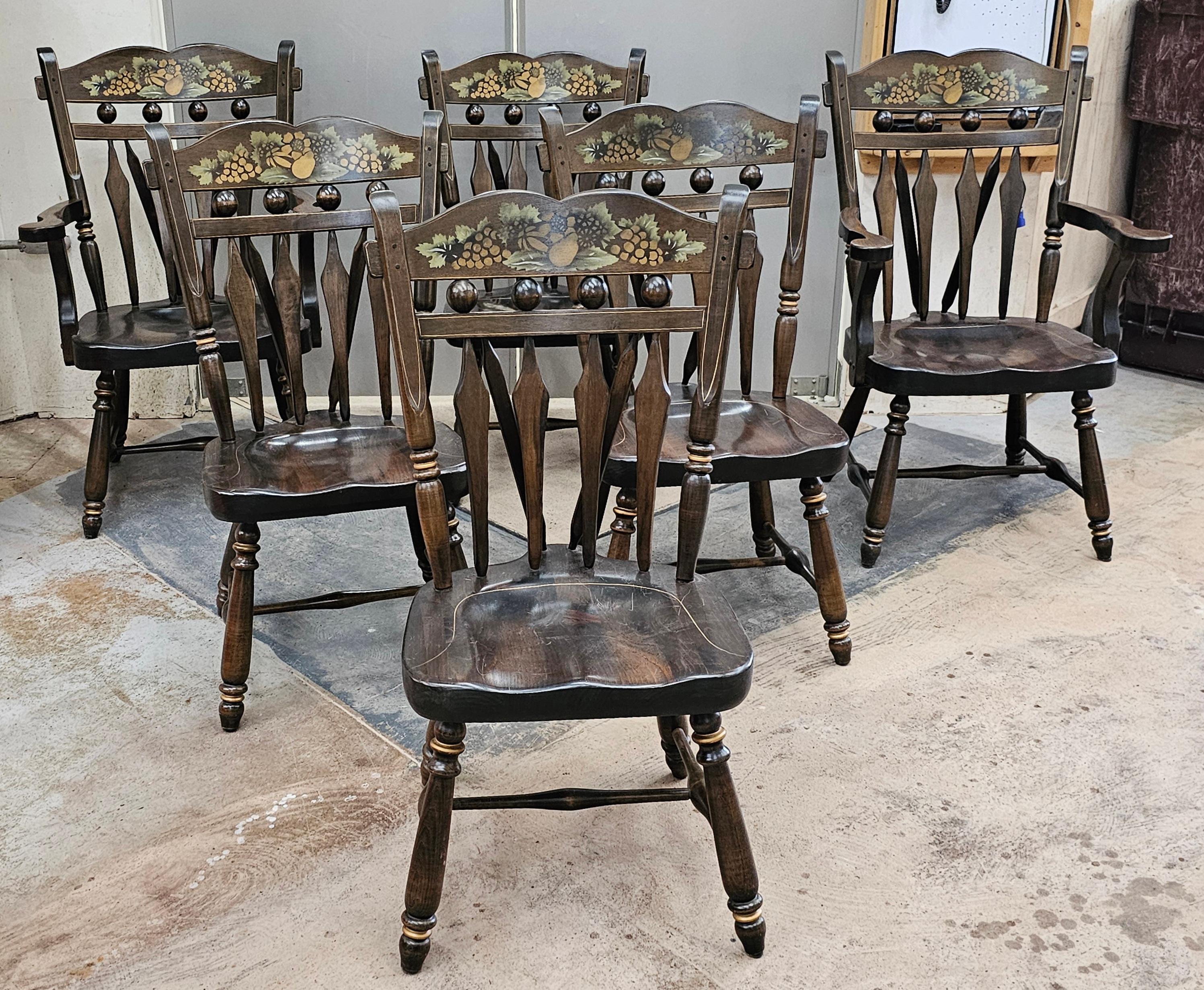 Mid-Century moderno Set di sei sedie da pranzo Windsor in pino decorate in stile Hitchcock della metà del XX secolo in vendita