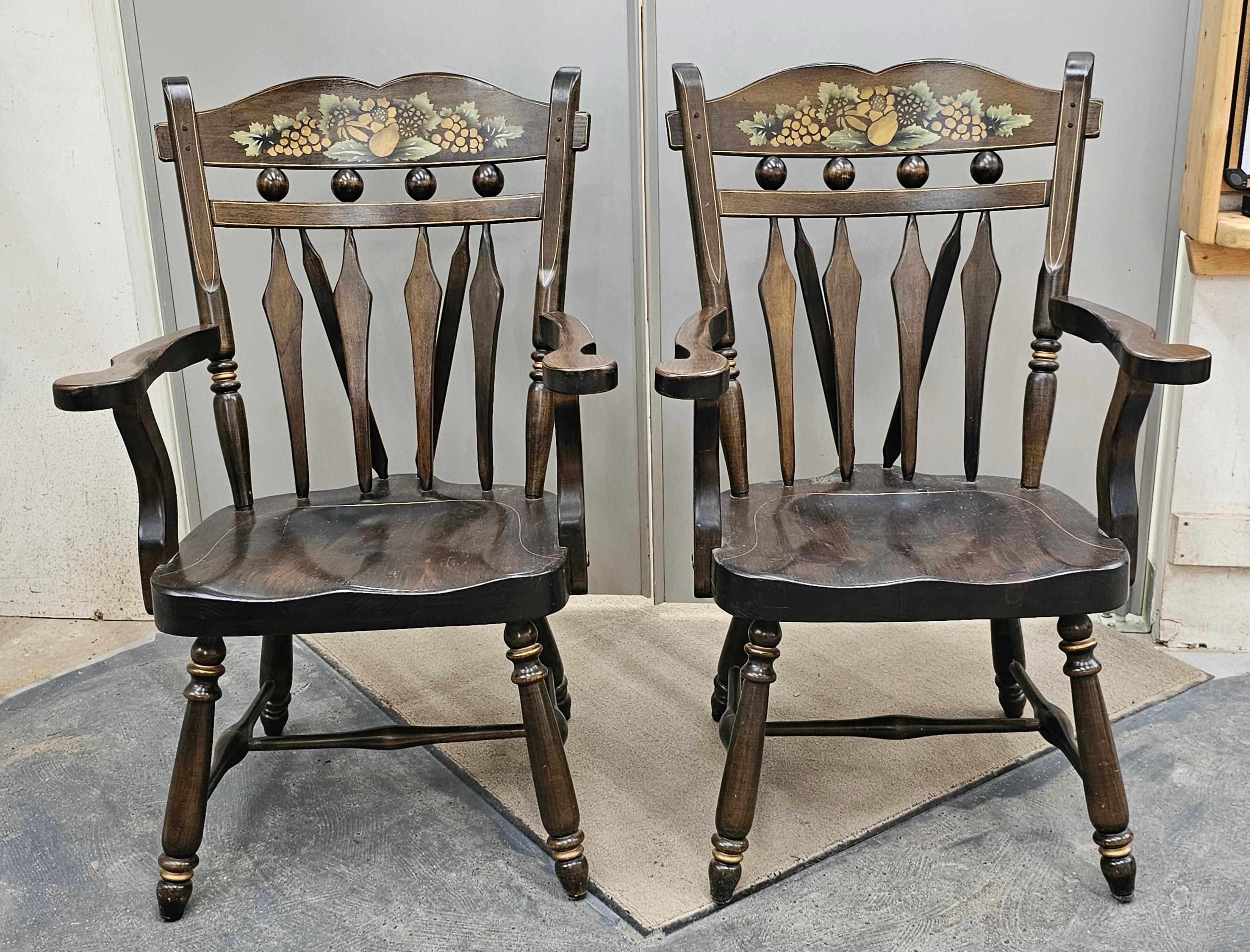 Sconosciuto Set di sei sedie da pranzo Windsor in pino decorate in stile Hitchcock della metà del XX secolo in vendita