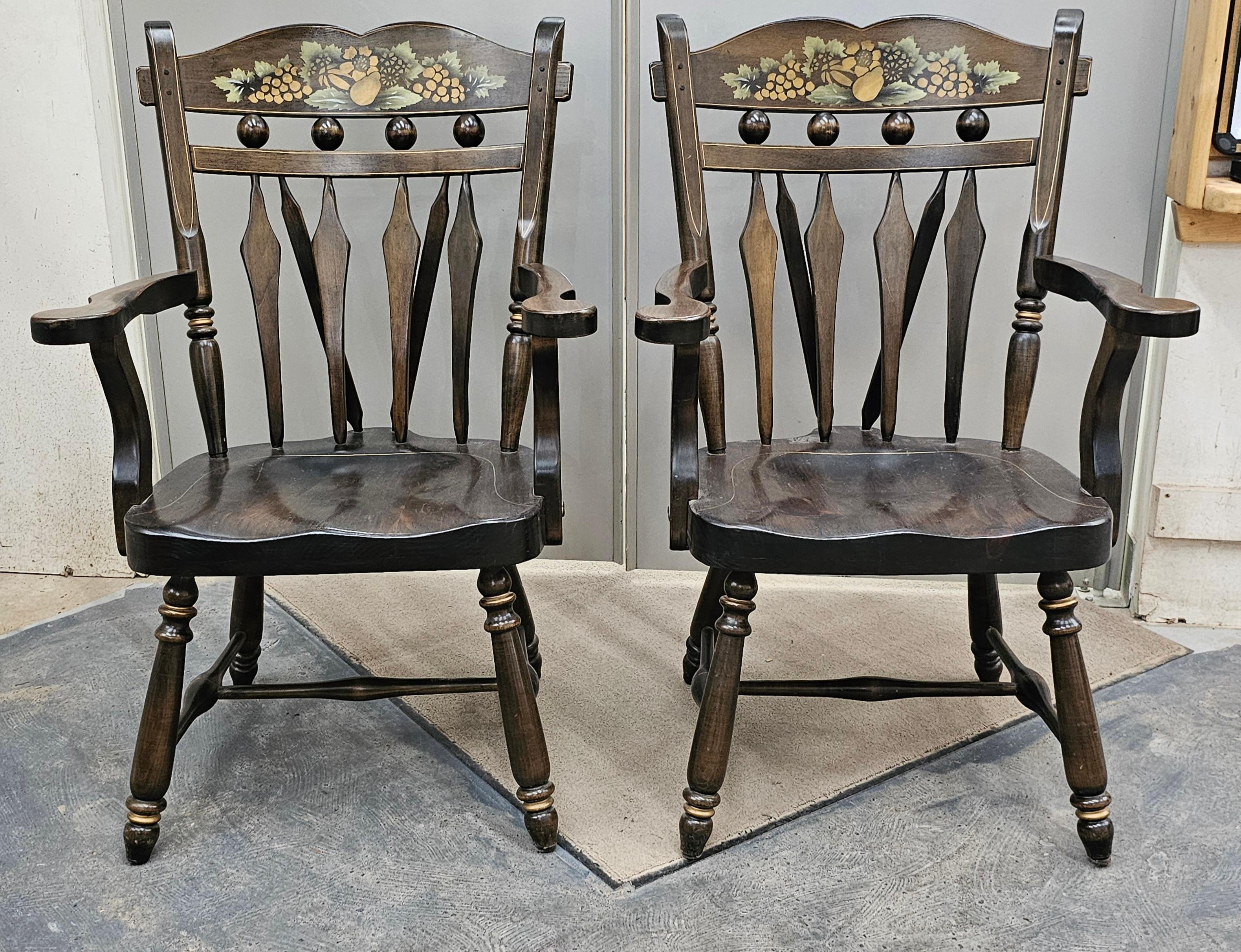 Mordenzato Set di sei sedie da pranzo Windsor in pino decorate in stile Hitchcock della metà del XX secolo in vendita