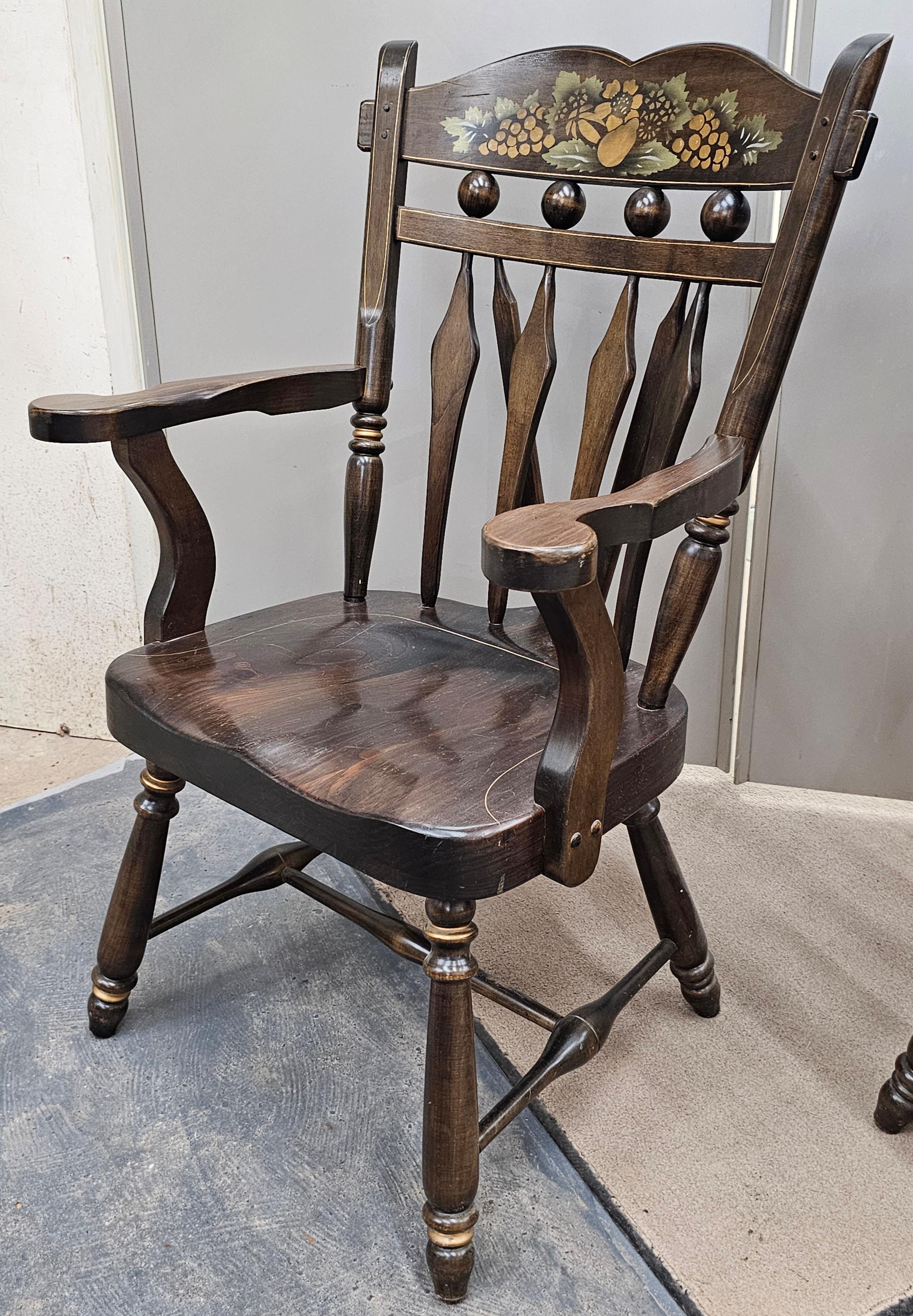 Pino Set di sei sedie da pranzo Windsor in pino decorate in stile Hitchcock della metà del XX secolo in vendita