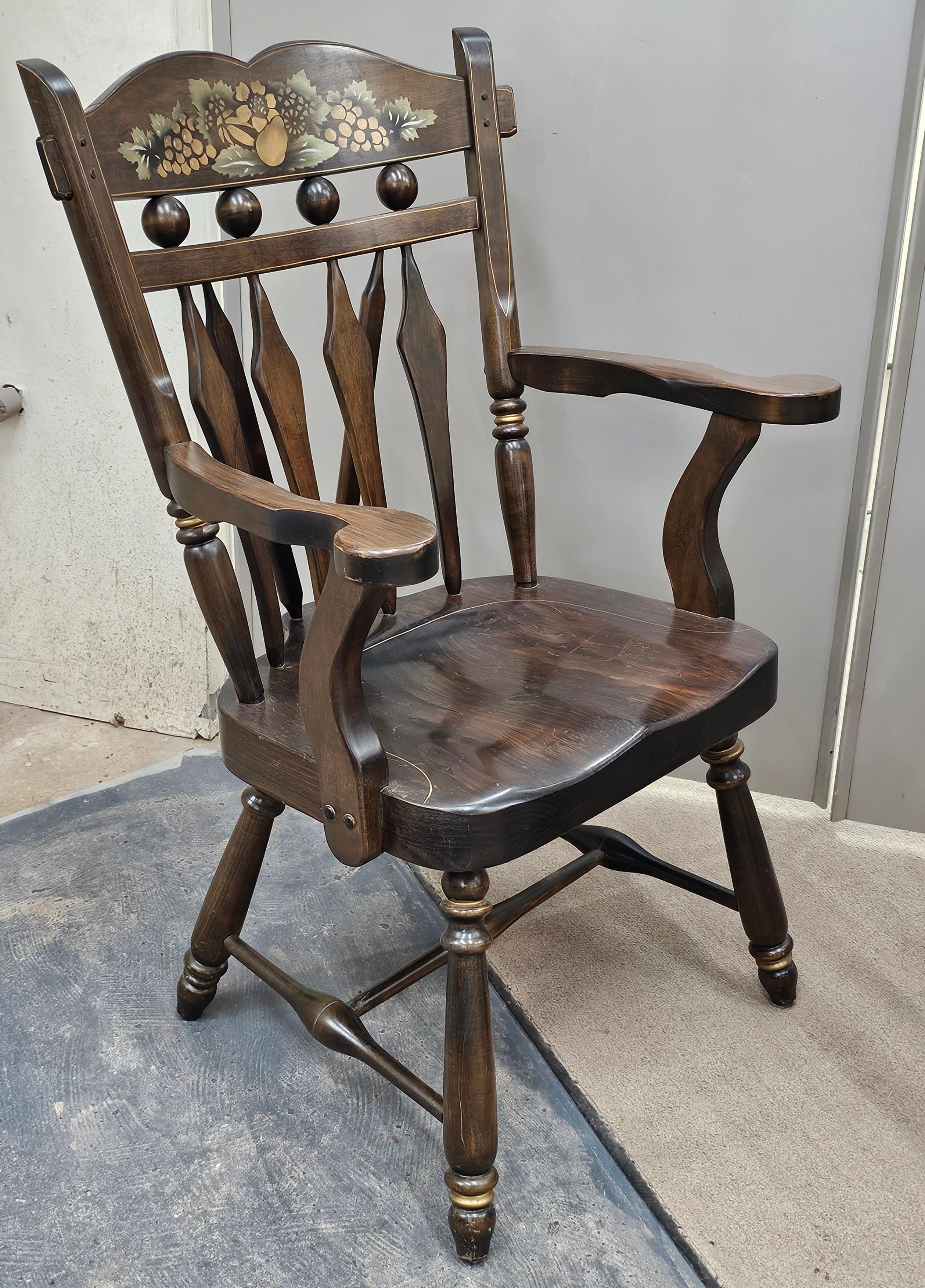 Set di sei sedie da pranzo Windsor in pino decorate in stile Hitchcock della metà del XX secolo in vendita 1