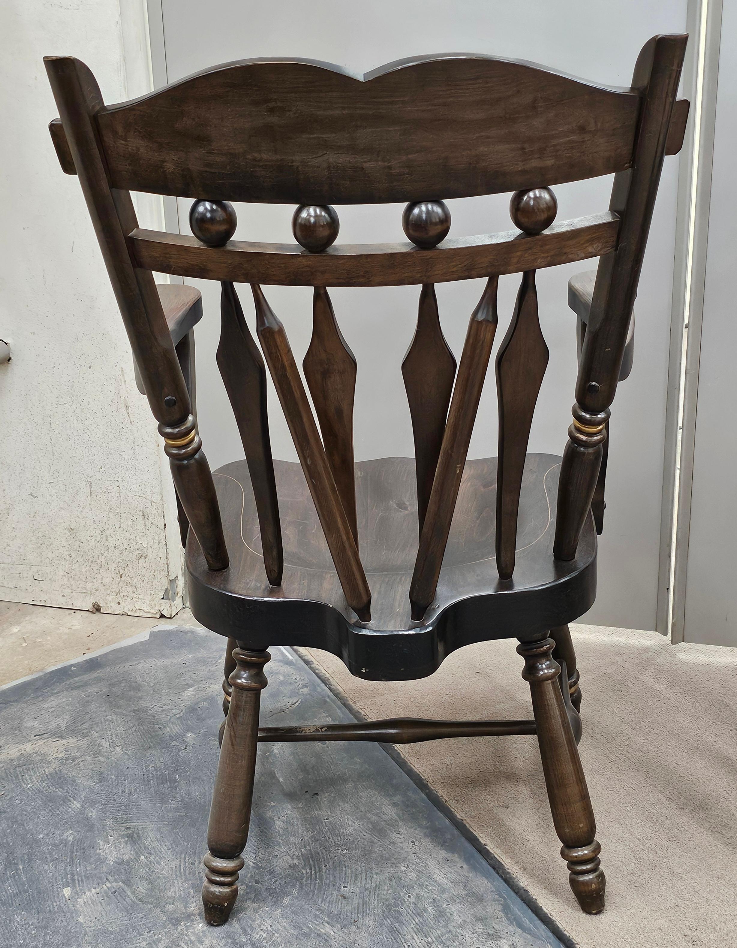 Set di sei sedie da pranzo Windsor in pino decorate in stile Hitchcock della metà del XX secolo in vendita 2