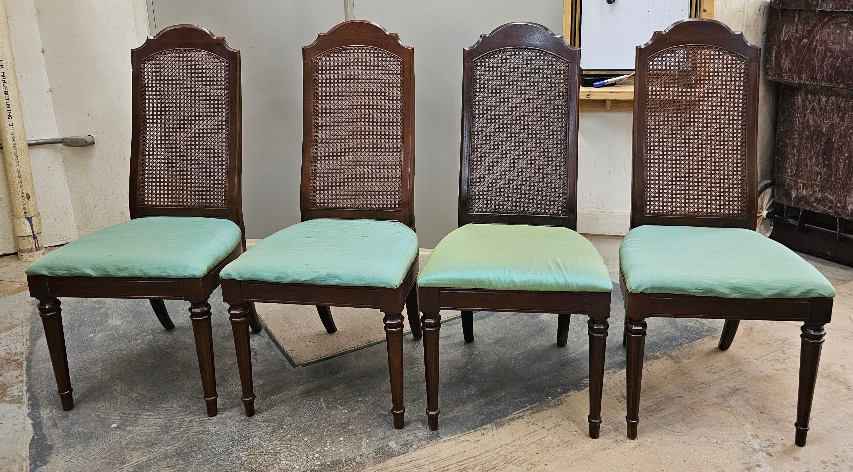 Set di sei sedie da pranzo della metà del 20° secolo in noce rifinito e con schienale a canna in vendita 2