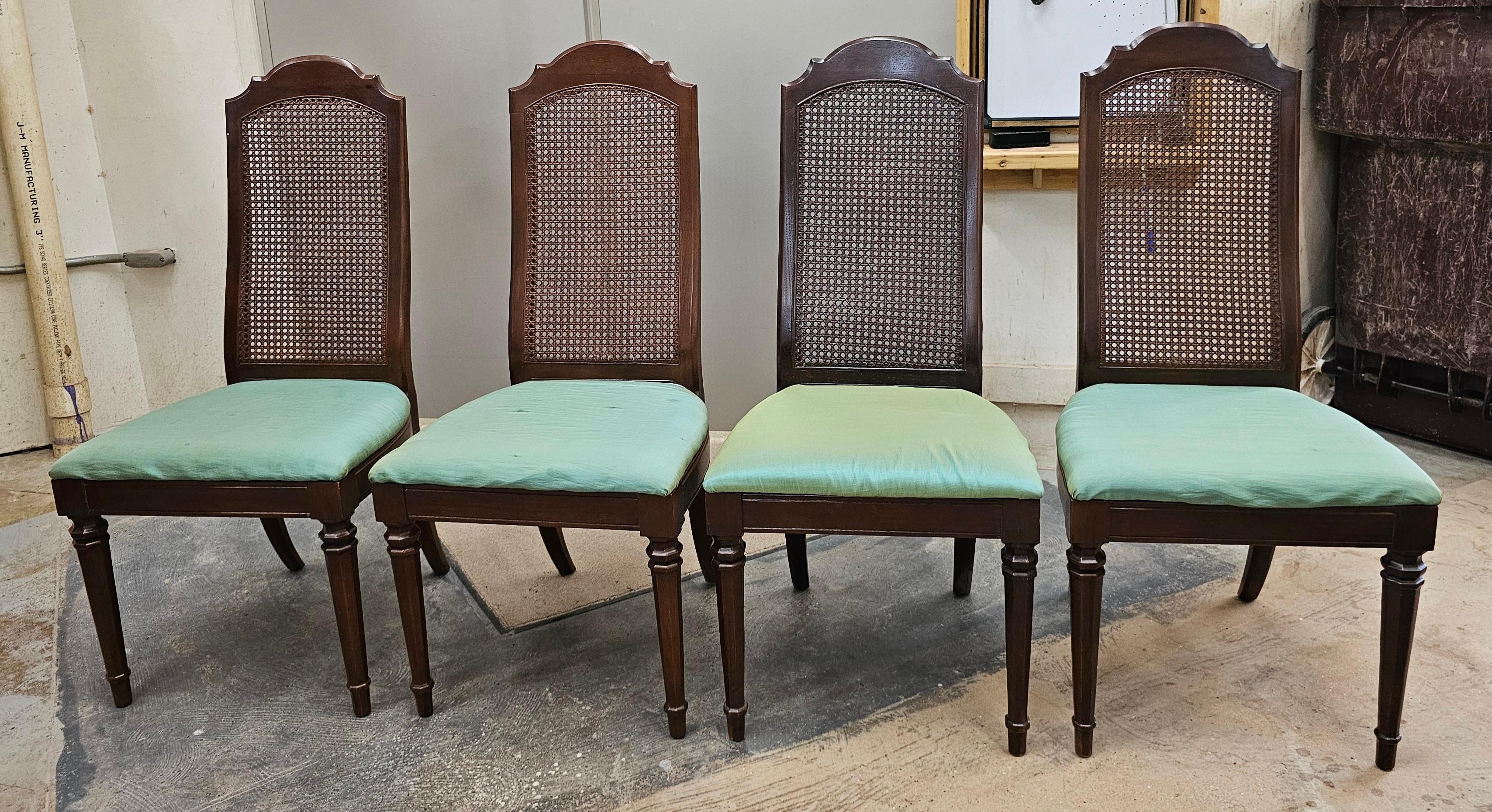 Set di sei sedie da pranzo della metà del 20° secolo in noce rifinito e con schienale a canna in vendita 4