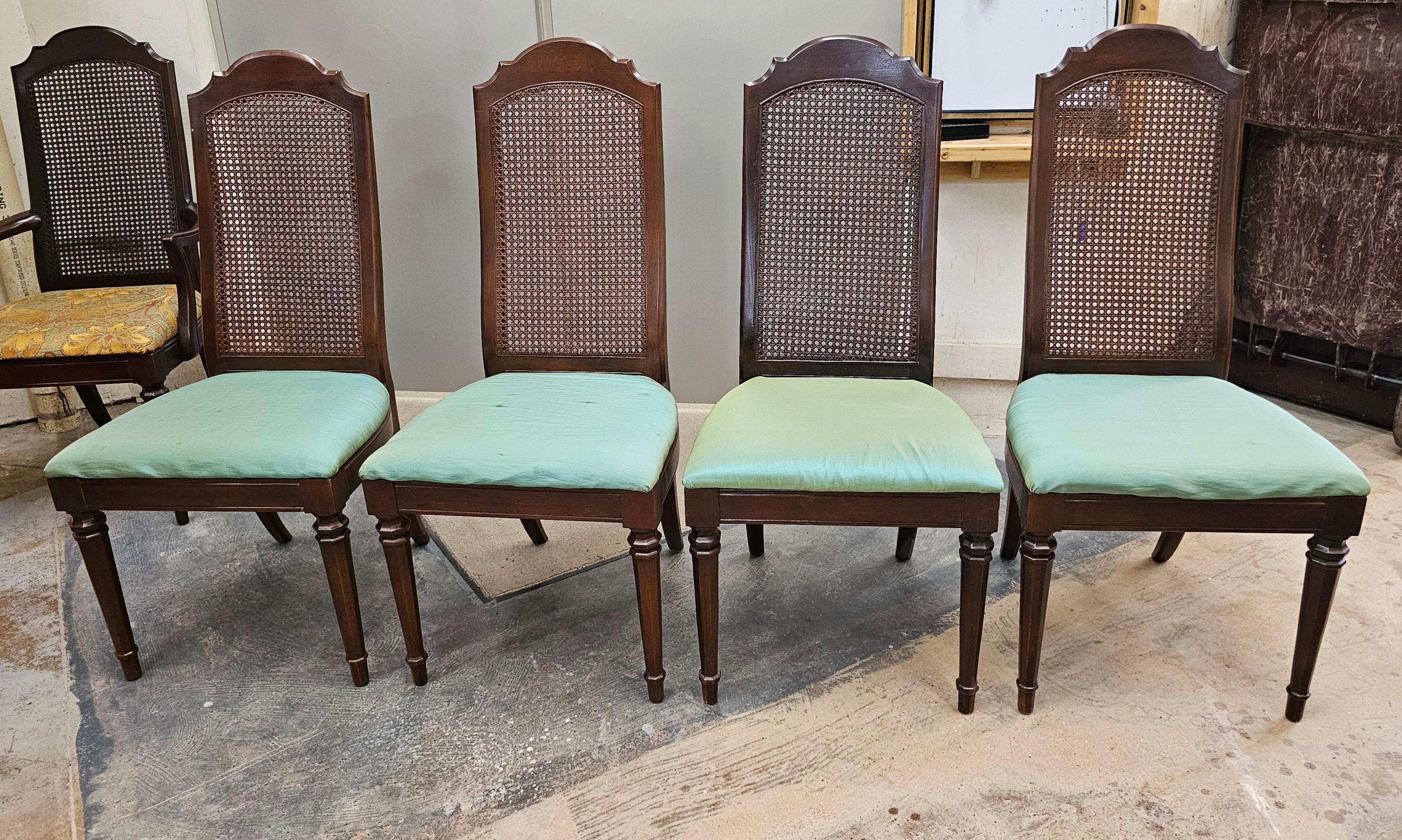 Set di sei sedie da pranzo della metà del 20° secolo in noce rifinito e con schienale a canna in vendita 6