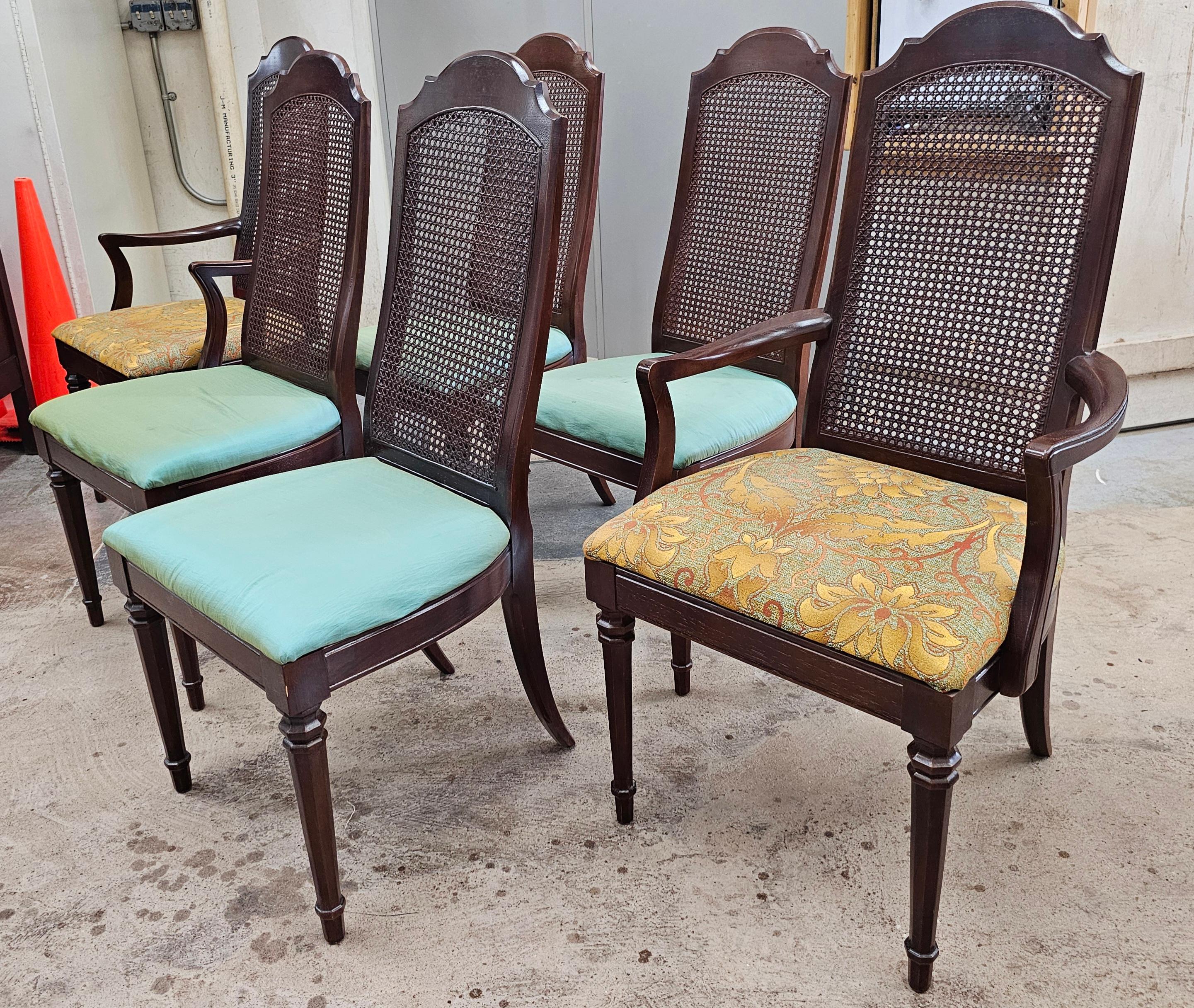 Set di sei sedie da pranzo della metà del XX secolo in noce rifinito e con schienale a canne. Due poltrone e 4 sedie laterali. Tappezzeria sbiadita. Il telaio in Wood è stato rifinito ed è in ottime condizioni.
Misura 22
