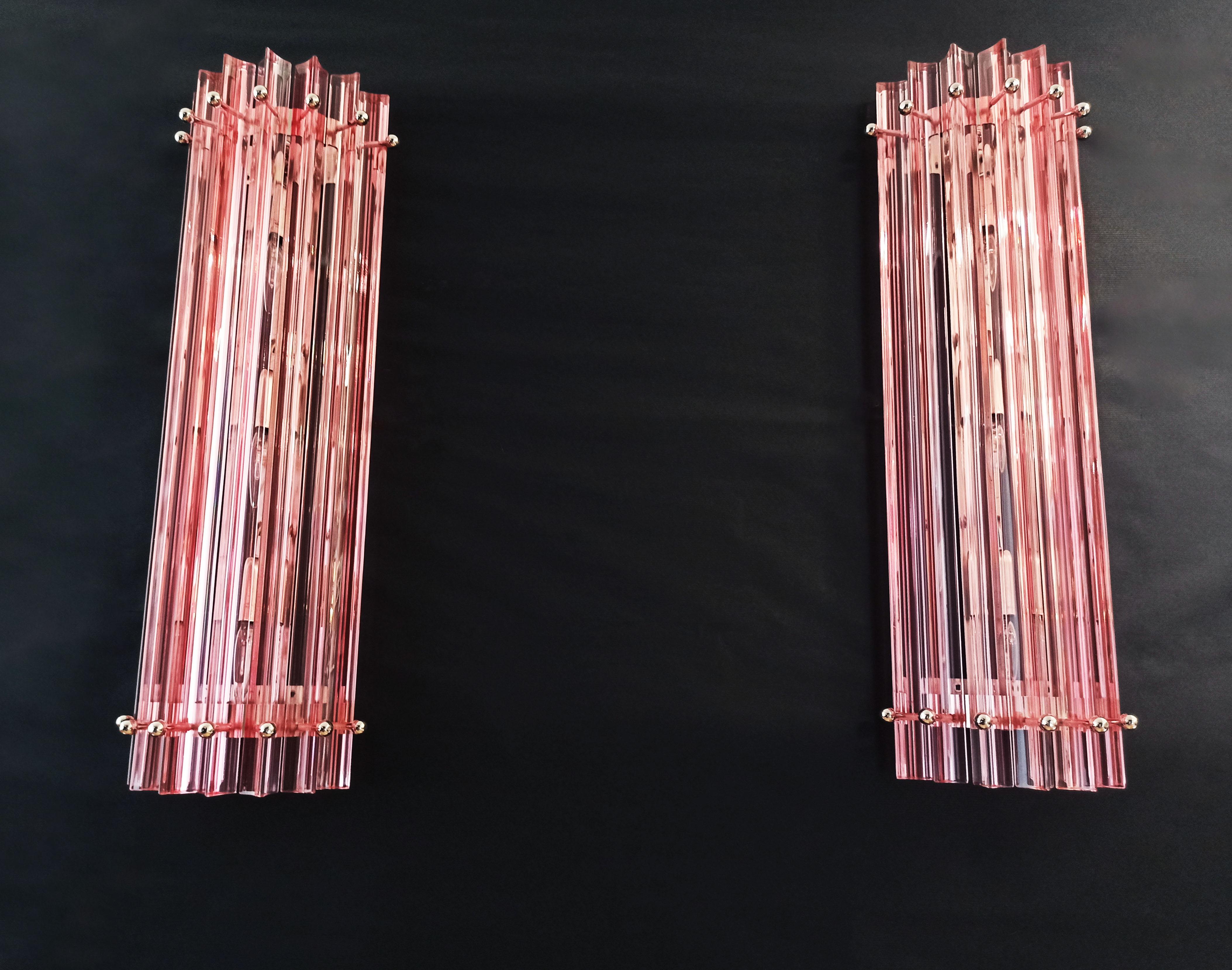 Conjunto Seis apliques vintage de Murano realizados con 7 prismas de cristal de Murano (triedri) por cada aplique en un marco de metal cromado. La forma de este candelabro es de columna. Las gafas son de color ROSA. Los apliques se pueden instalar