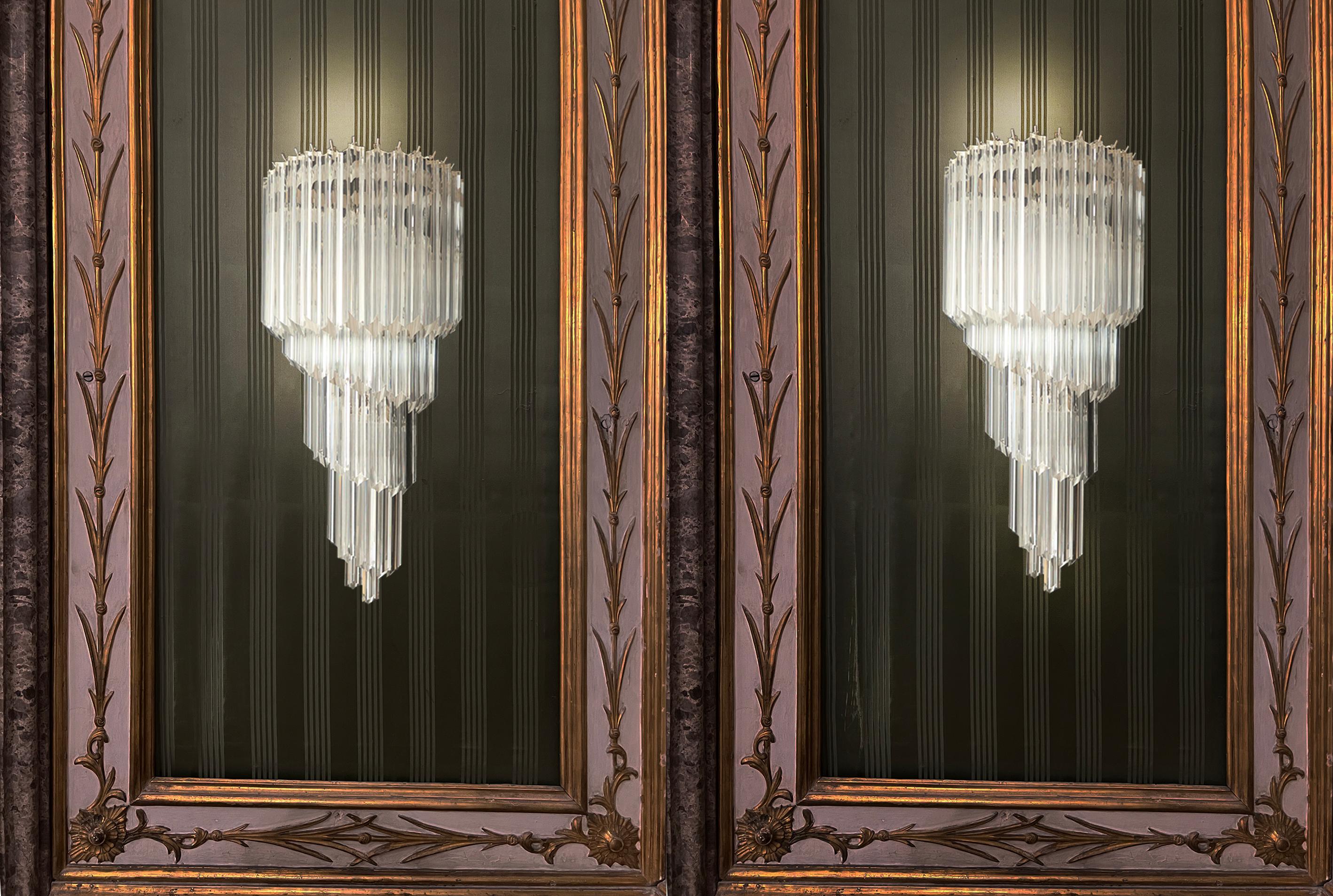 Huge and fantastic set of six vintage Murano wall sconces made by 41 Murano crystal prism (quadriedri) for each applique in a chrome metal frame. The shape of this sconce is spiral. The glasses are transparent.
Period:1980's
Dimensions: 31,50 inches