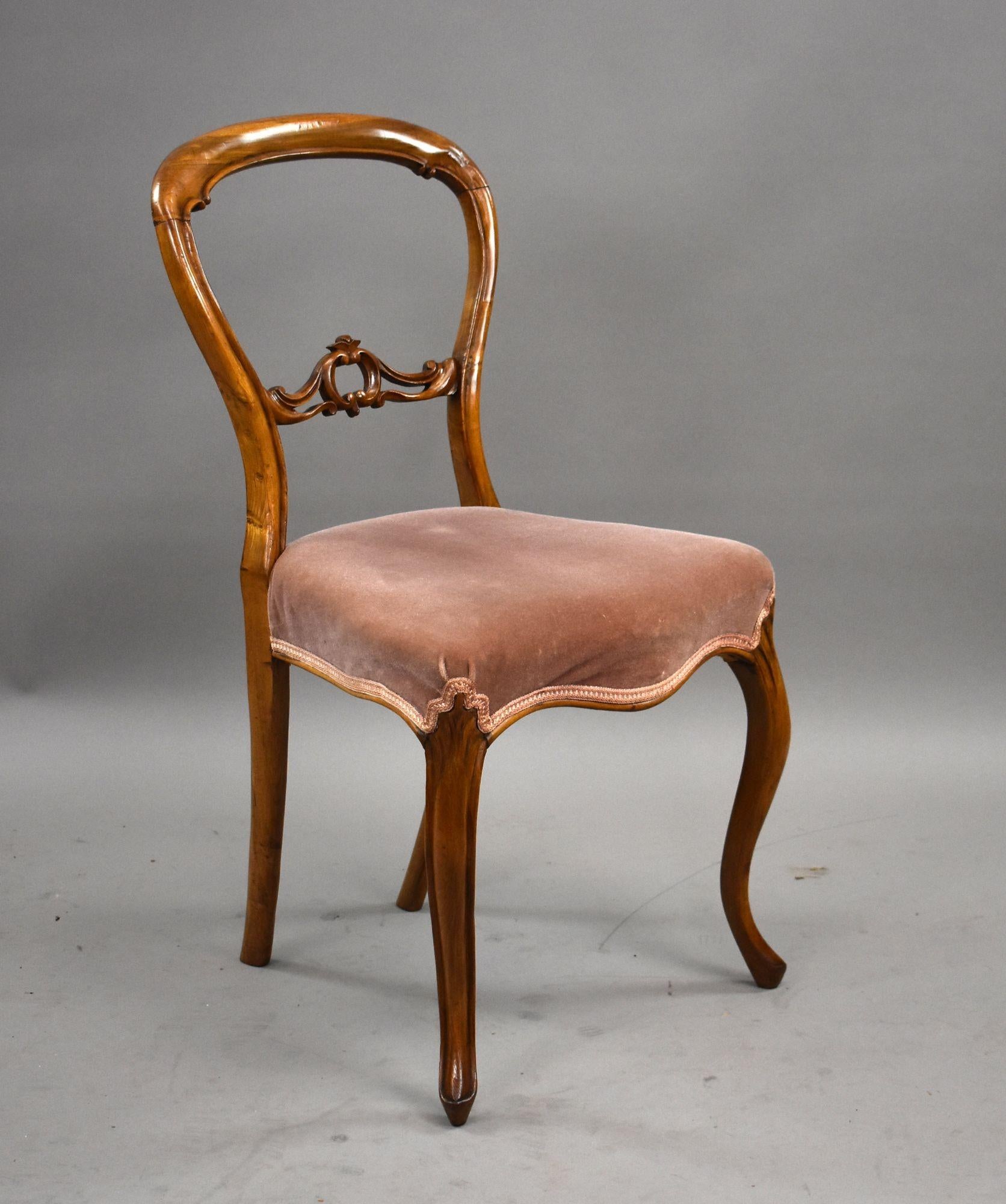 Set di sei sedie da pranzo vittoriane. Realizzate in noce dai toni caldi, queste sedie presentano la classica Silhouette con schienale a palloncino e dettagli floreali delicatamente intagliati nella parte inferiore dello schienale, un elegante segno