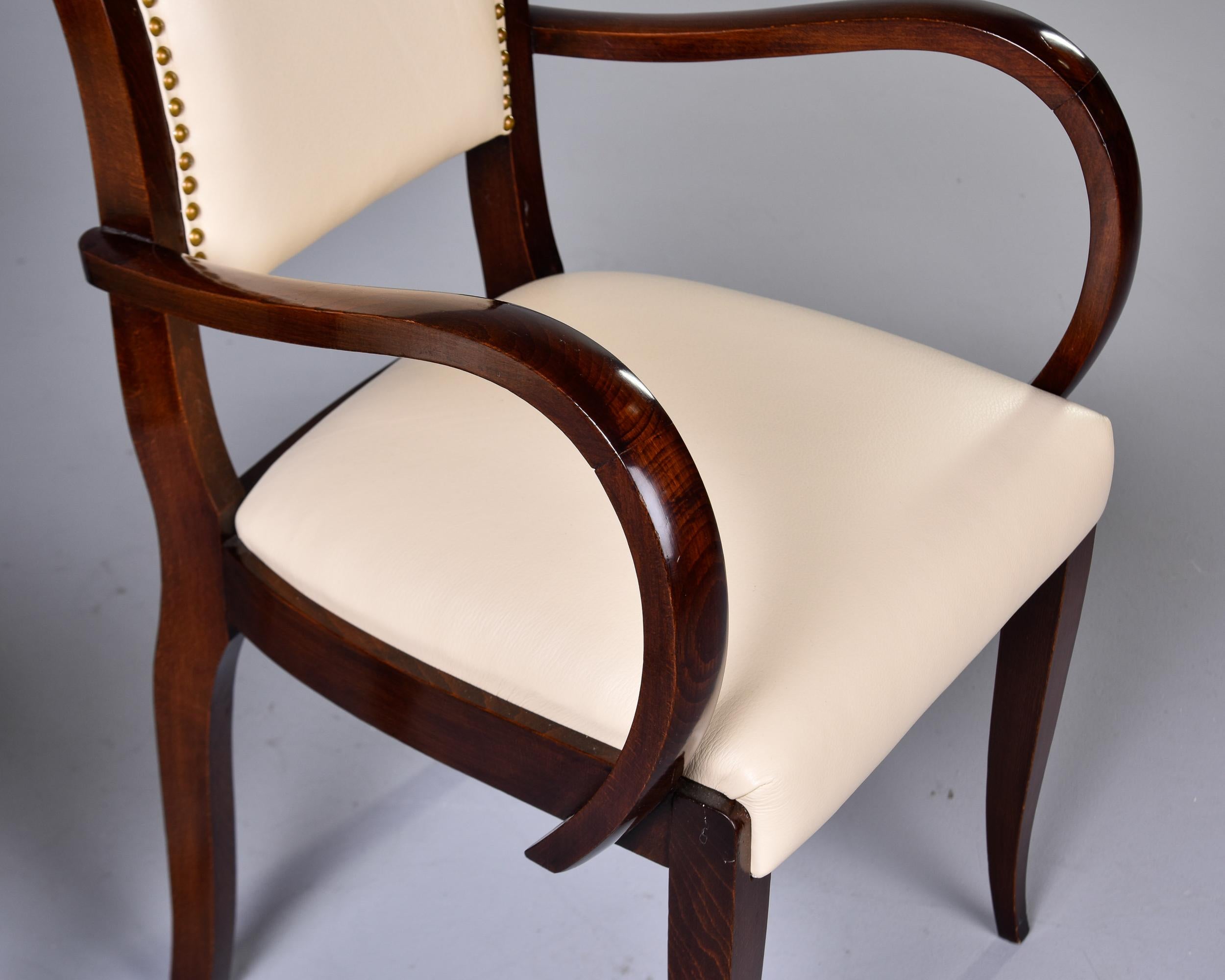 Ensemble de six chaises vintage françaises en noyer à accoudoirs courbés, tapissées de cuir neuf en vente 4