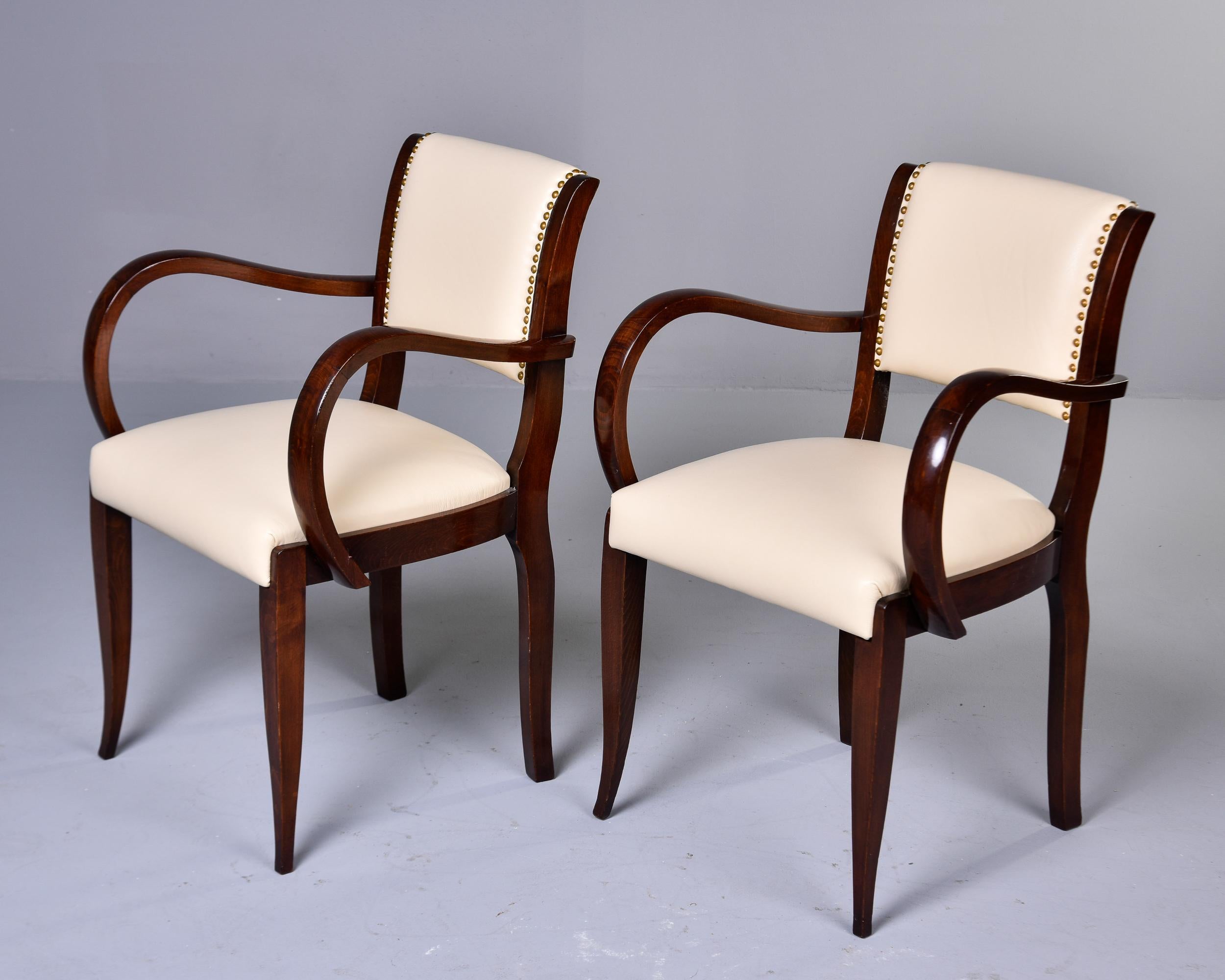 Français Ensemble de six chaises vintage françaises en noyer à accoudoirs courbés, tapissées de cuir neuf en vente