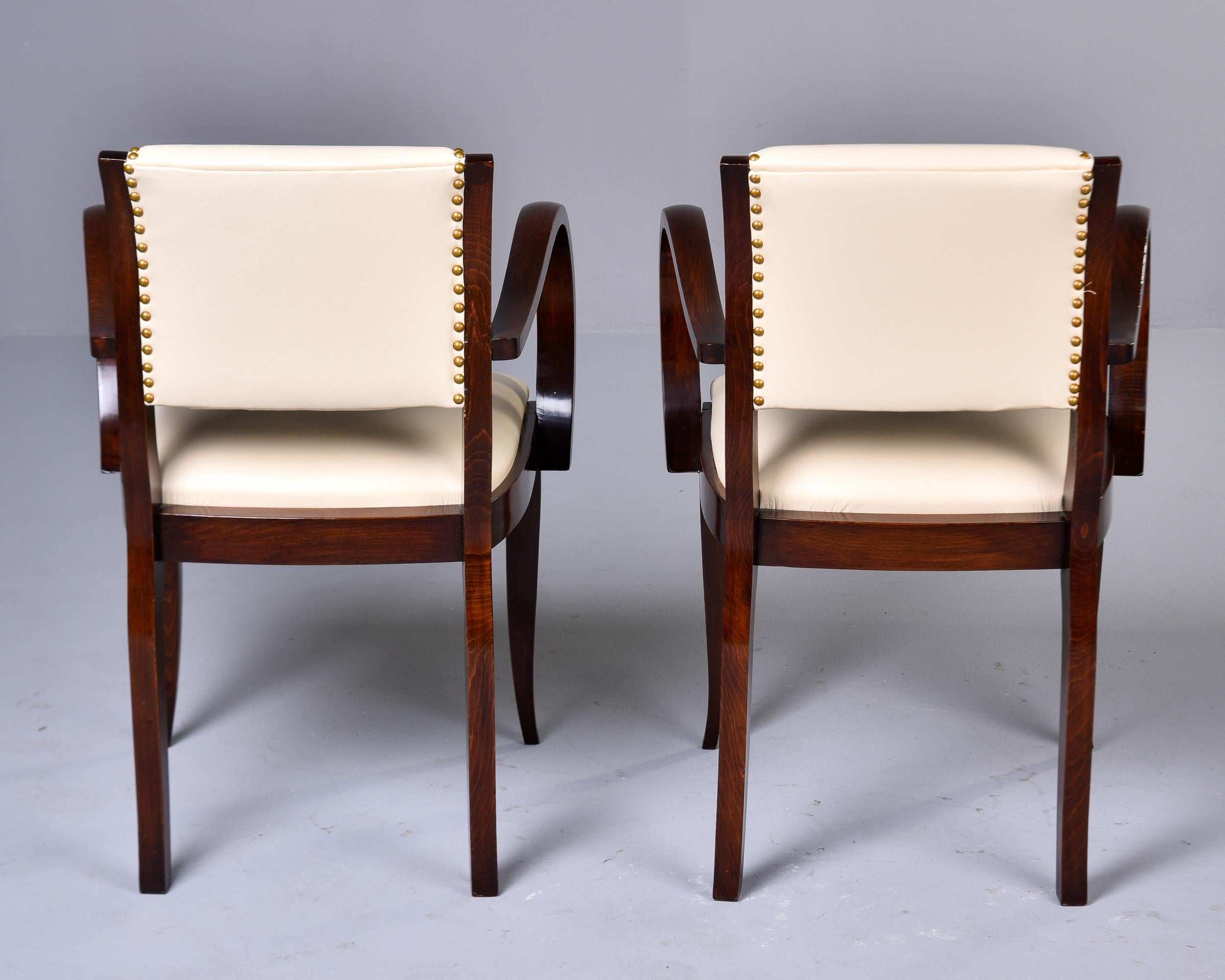 Laiton Ensemble de six chaises vintage françaises en noyer à accoudoirs courbés, tapissées de cuir neuf en vente
