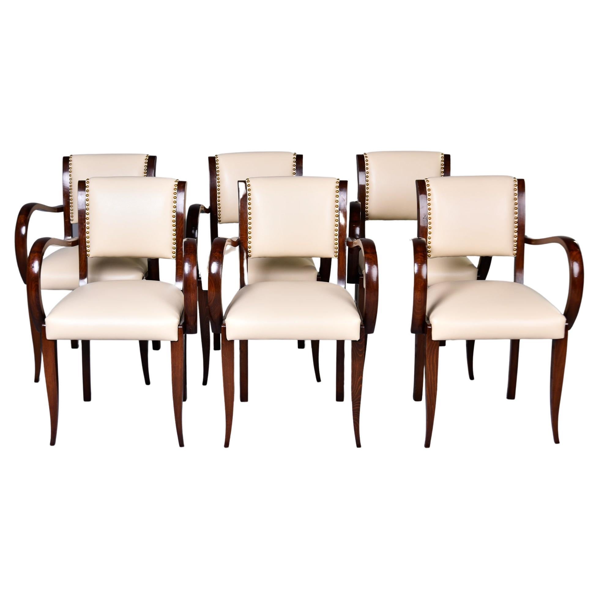 Ensemble de six chaises vintage françaises en noyer à accoudoirs courbés, tapissées de cuir neuf en vente