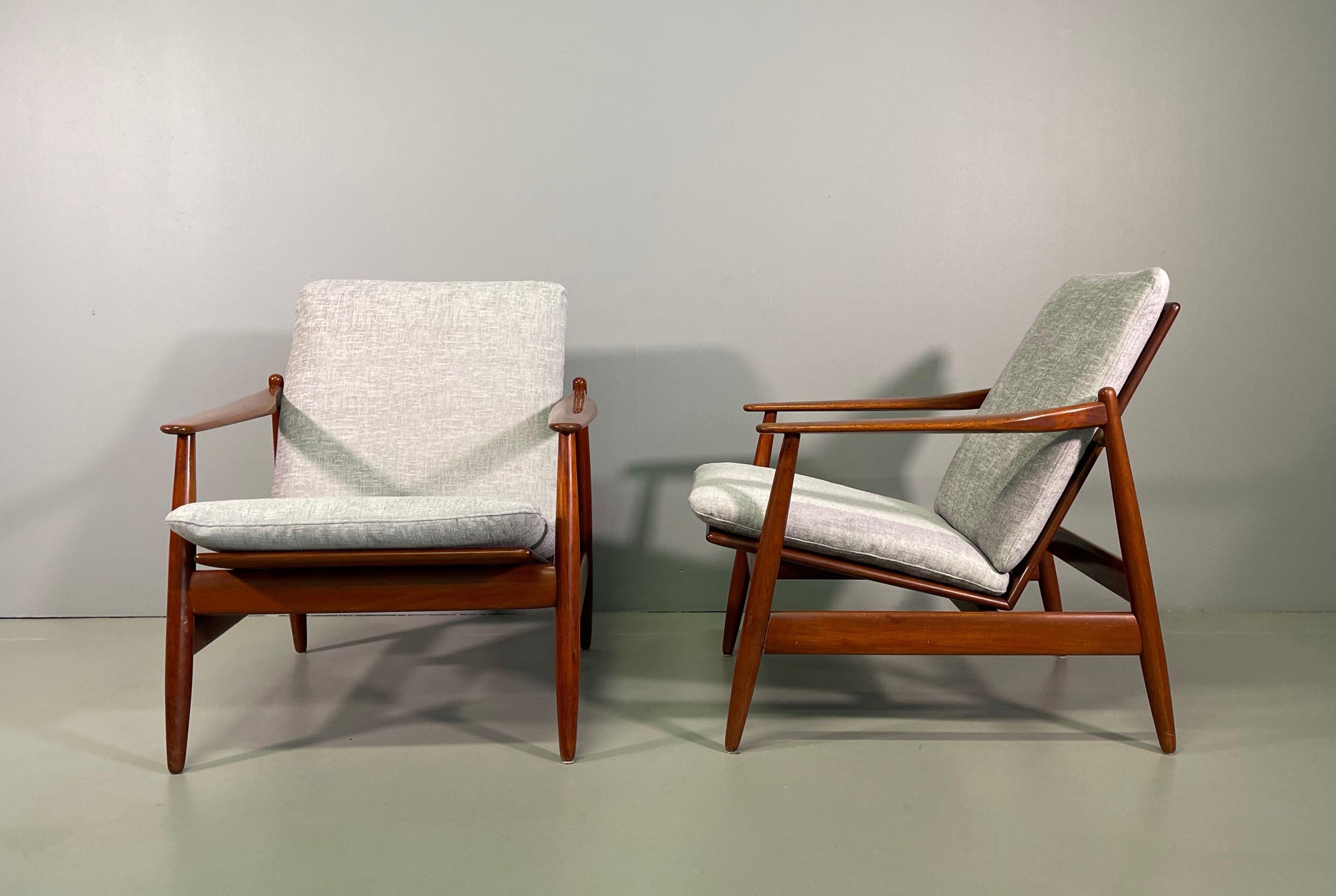 Set Sofa and Pair of Armchair by Hans Olsen, Frem Røjle For Sale 7