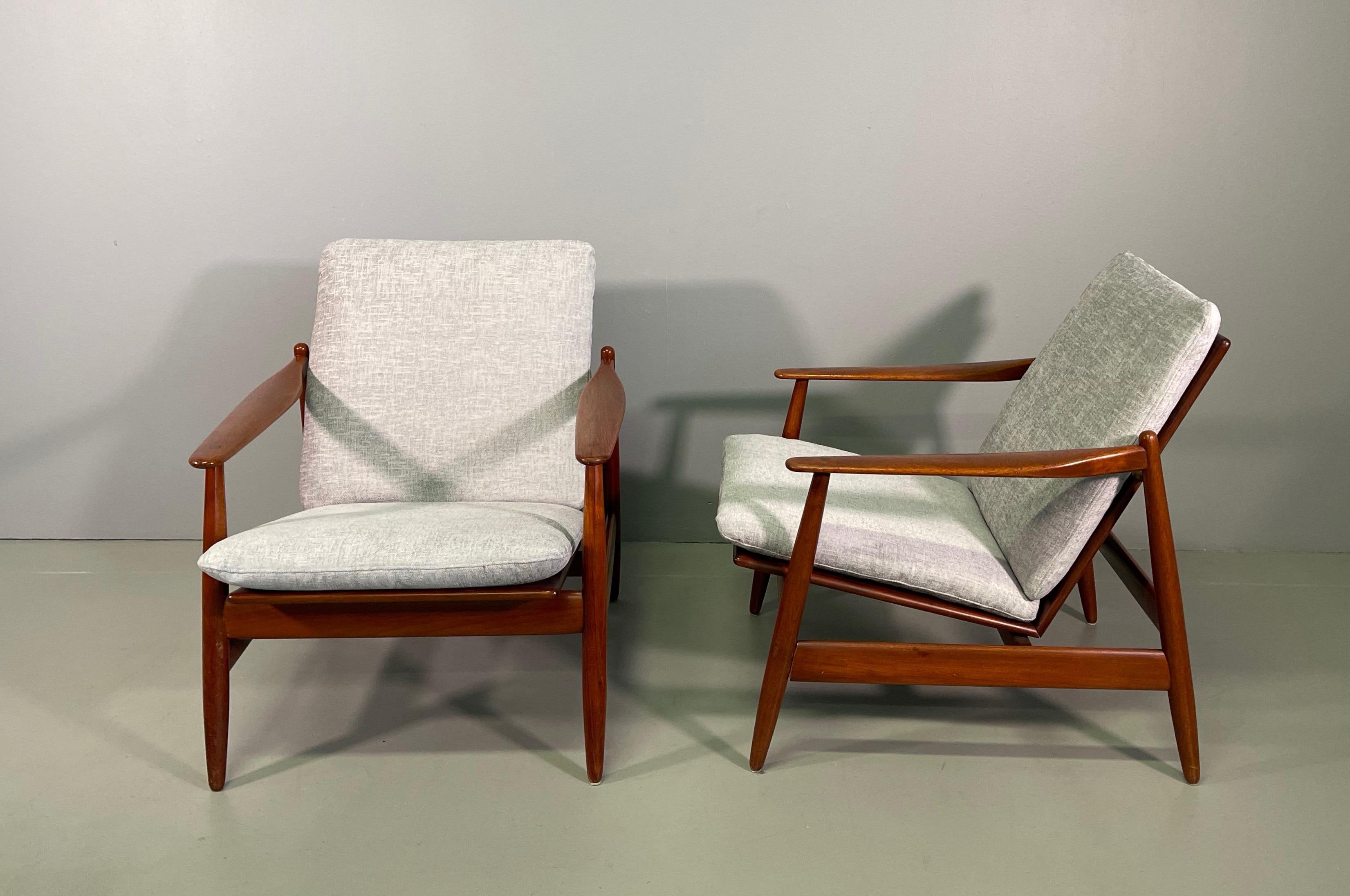 Set Sofa and Pair of Armchair by Hans Olsen, Frem Røjle For Sale 8