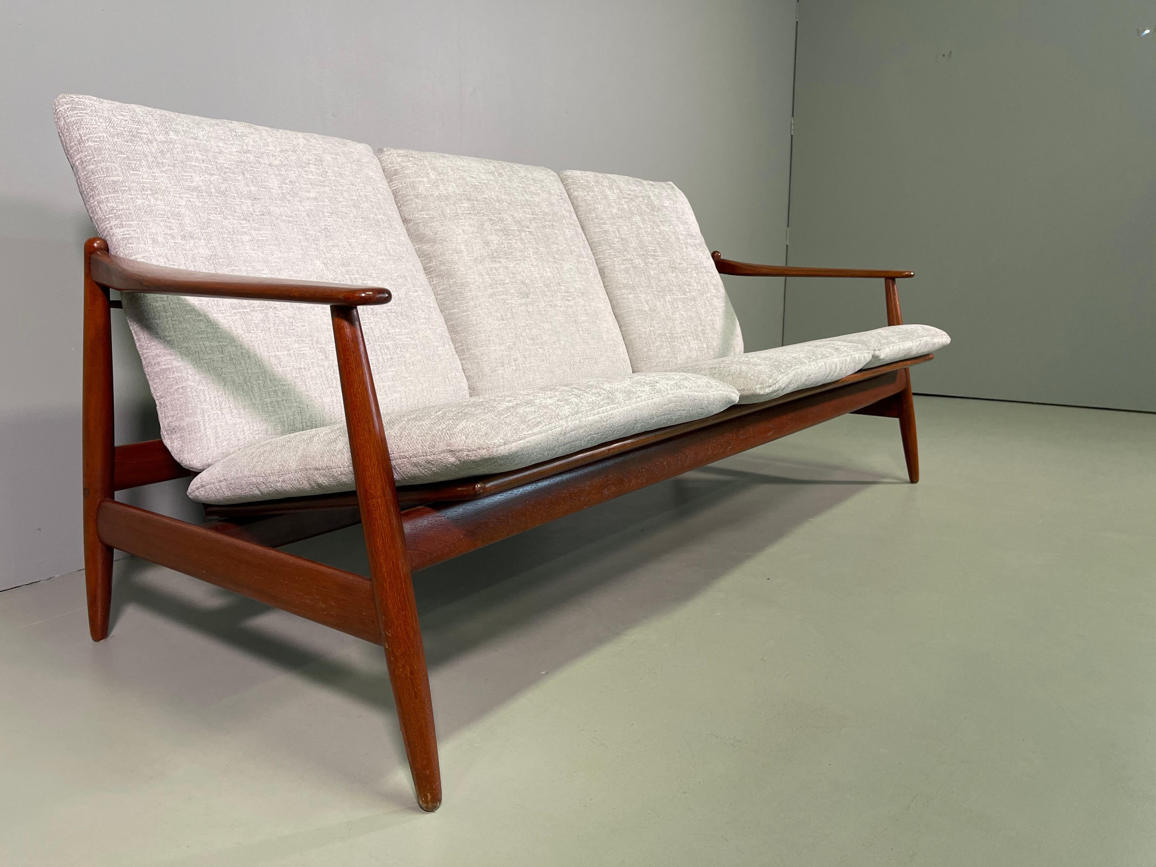 20ième siècle Ensemble canapé et paire de fauteuils par Hans Olsen, Frem Rjle en vente