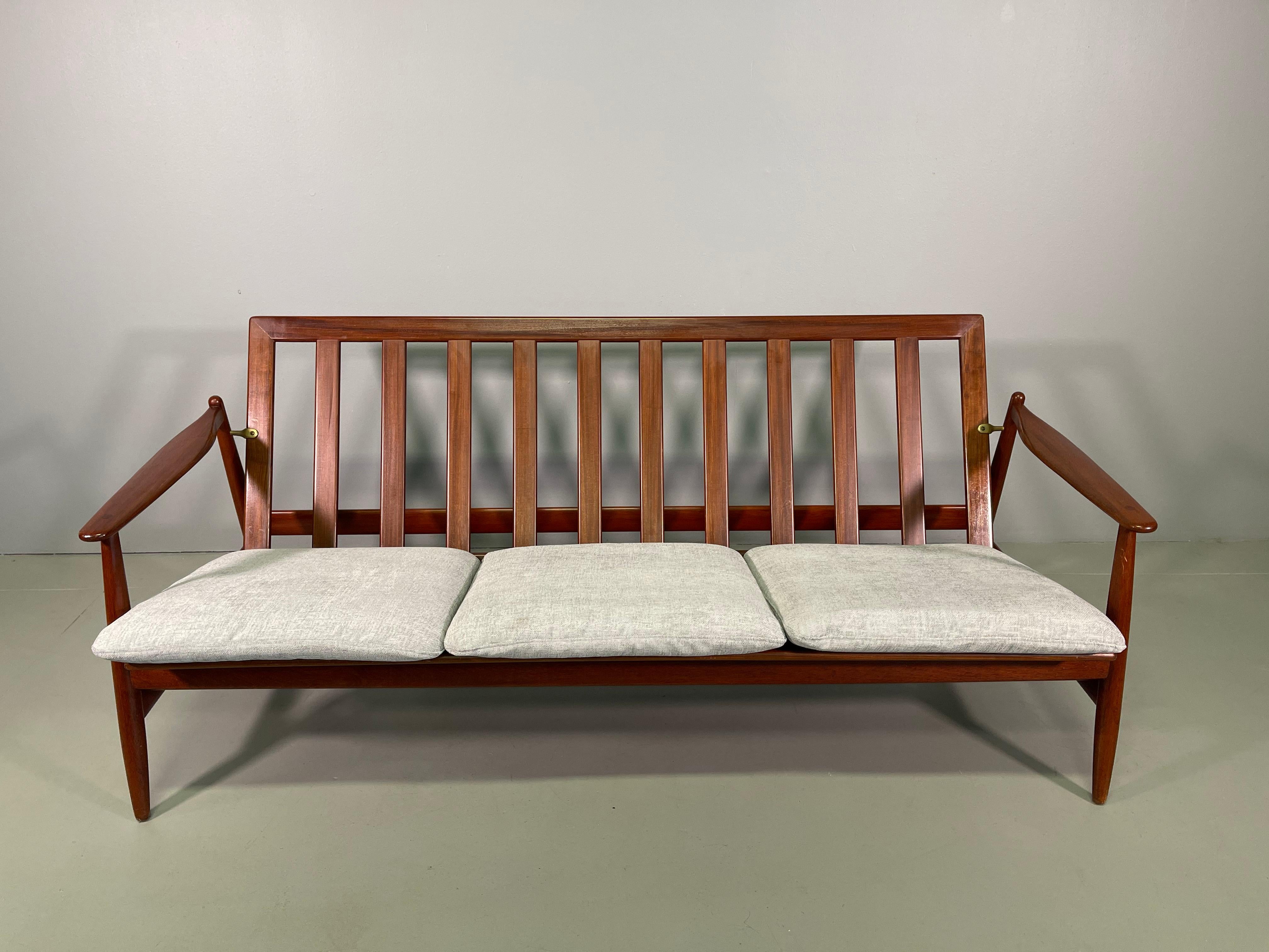 Set Sofa and Pair of Armchair by Hans Olsen, Frem Røjle For Sale 1